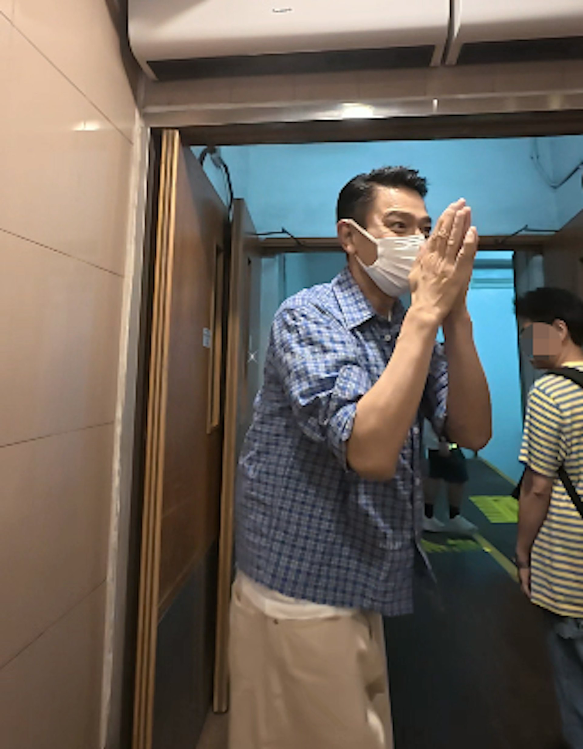 双手合十感谢粉丝。(小红书@香港琪琪子的港星频道)