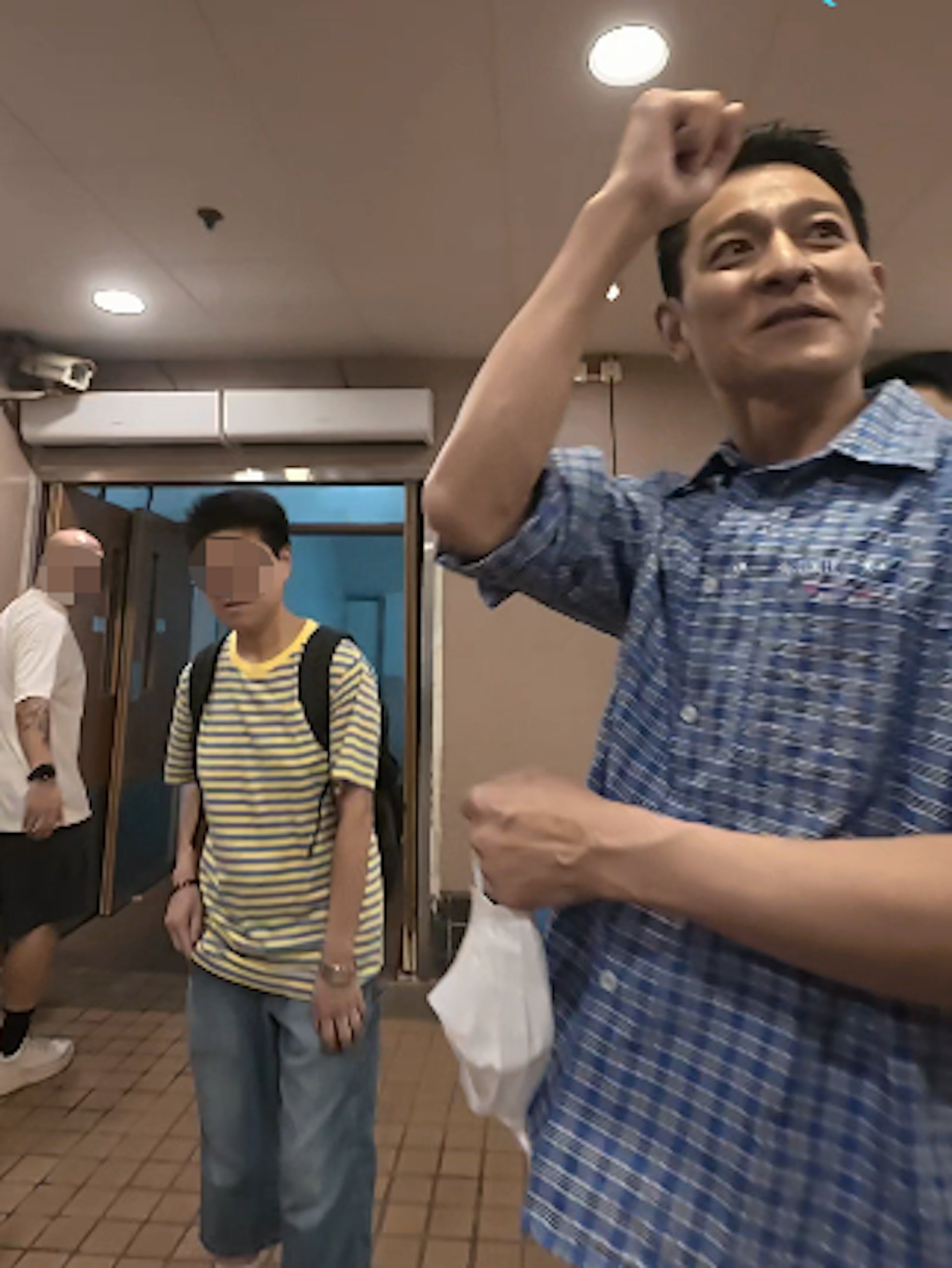 即将离开都要回眸看粉丝。(小红书@香港琪琪子的港星频道)
