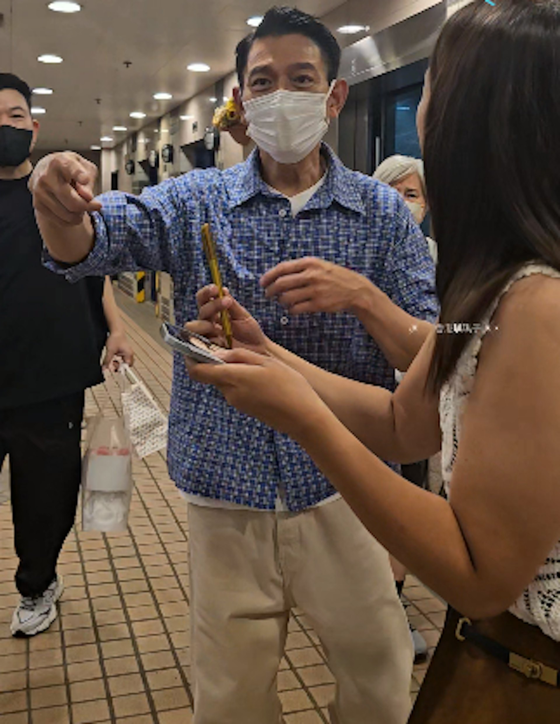 即刻帮粉丝签名极亲民。(小红书@香港琪琪子的港星频道)