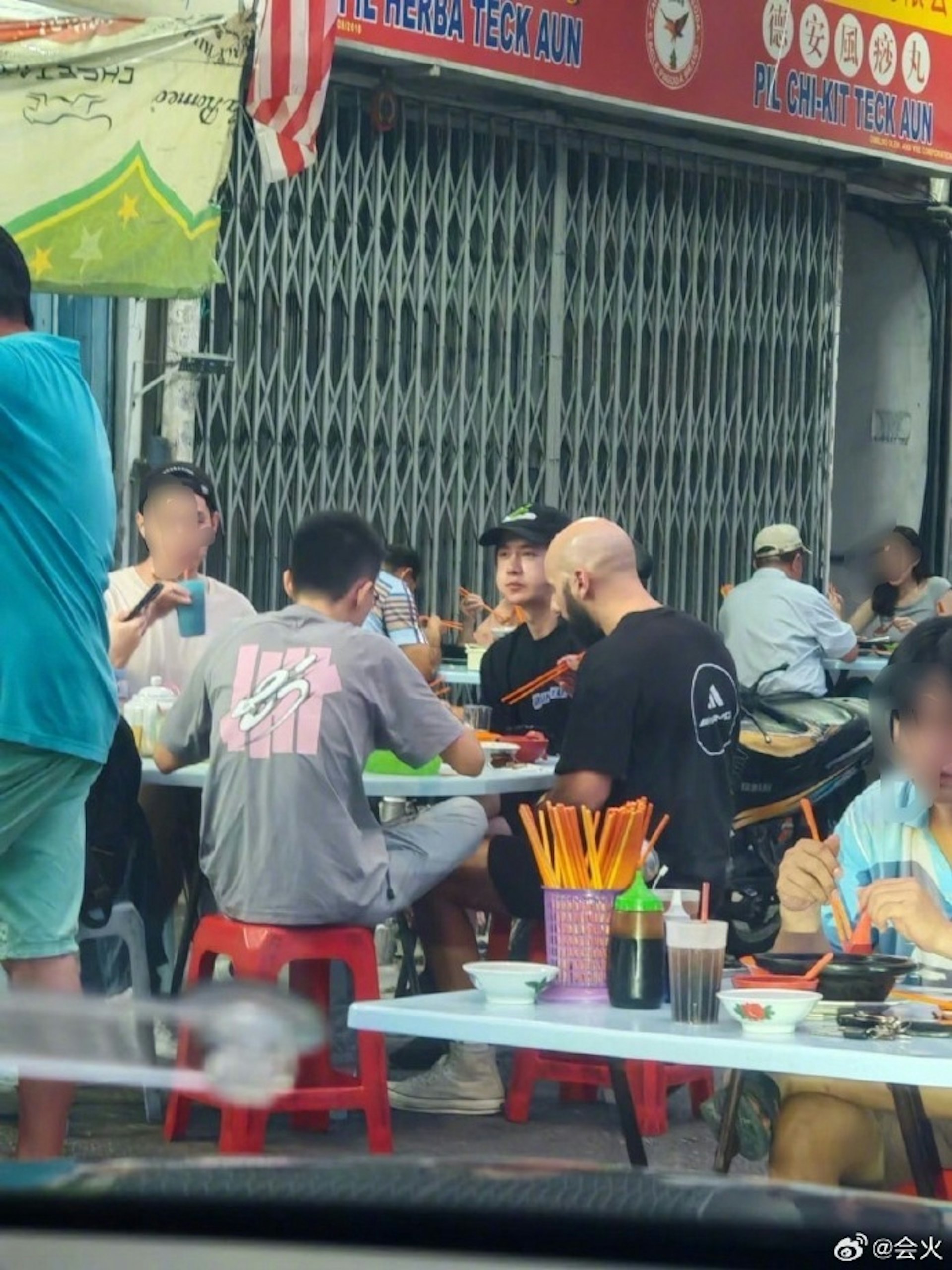 王一博吉隆坡路边摊吃榴莲肉骨茶 粉丝赞其像松鼠般可爱 王一博吉隆坡路边摊吃榴莲肉骨茶 粉丝赞其像松鼠般可爱