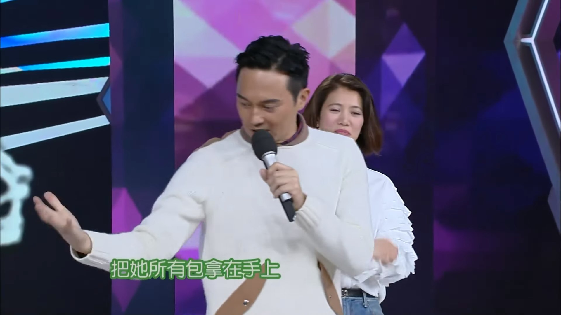 丈夫张智霖过去经常在各大综艺节目中,模仿袁咏仪的买包趣事。(《快乐大本营》截图)