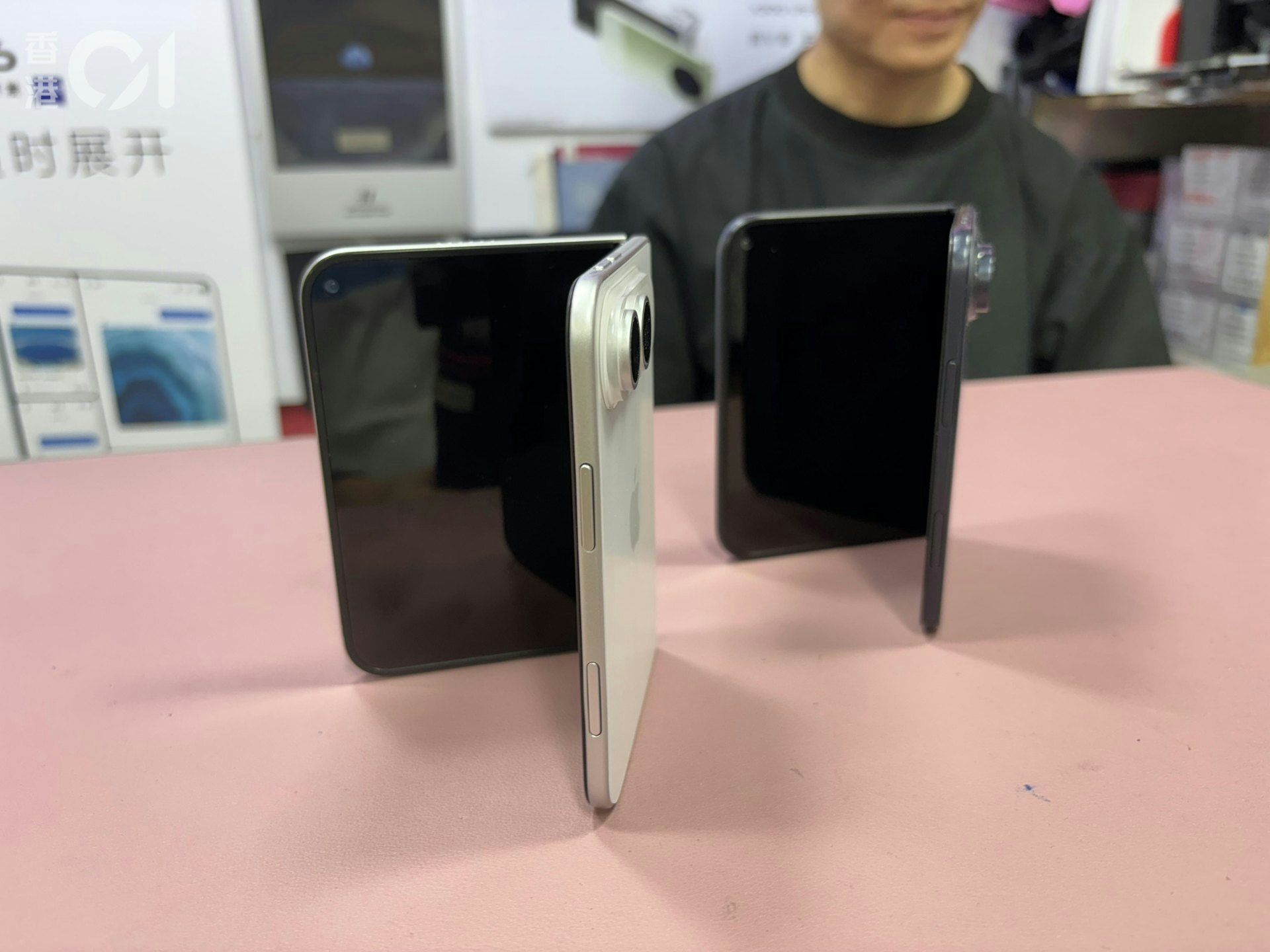 iPhone Duo。