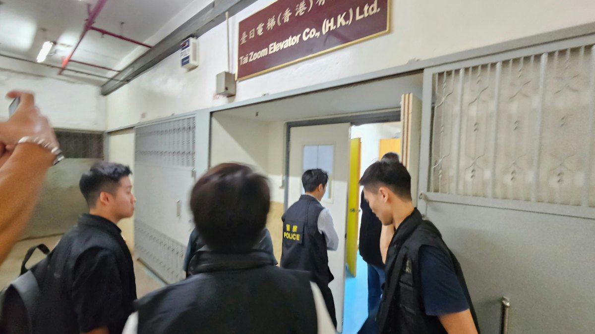 臺日電梯換𨋢違規|新界南總區重案組調查 探員到柴灣辦公室蒐證