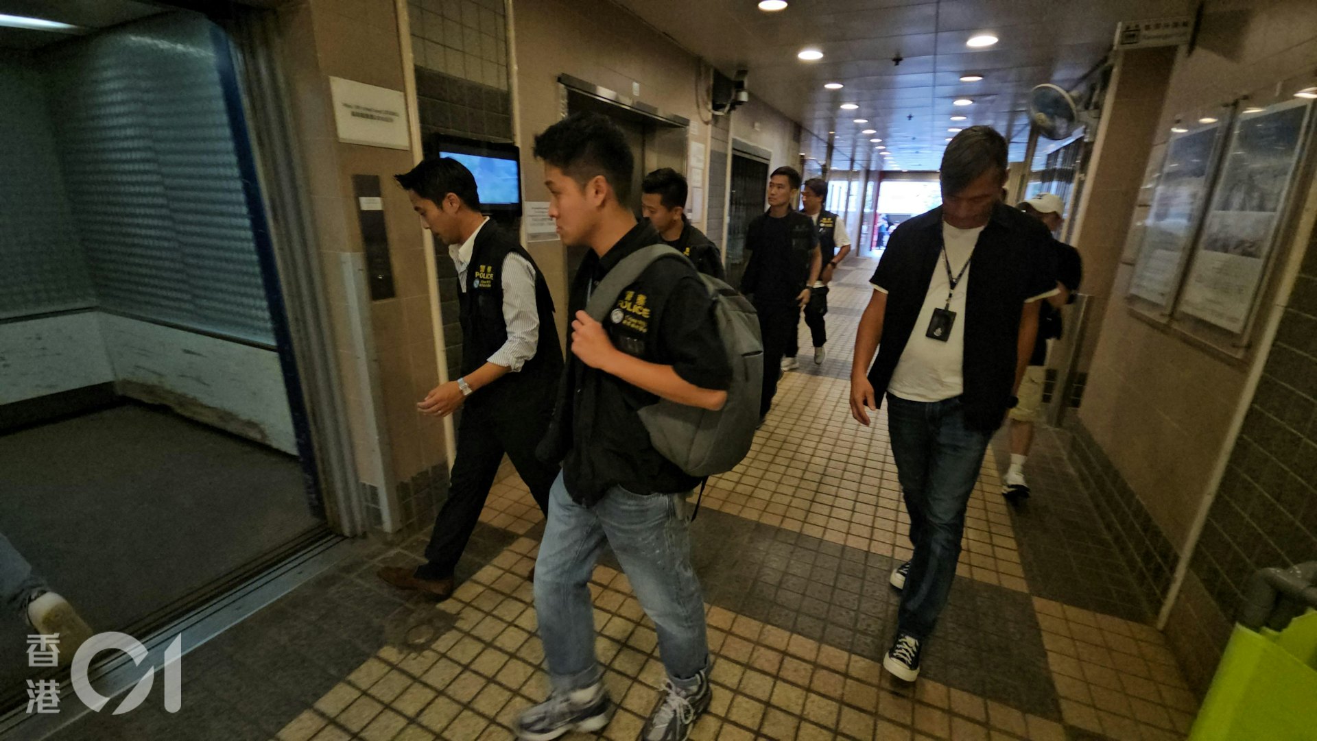 台日电梯(香港)有限公司在观塘翠屏北邨、沙田博康邨更换大批升降机,未有安装相关门框组件已报称完工,机电工程署将事介转介警方跟程,警方新界南总区重案组探员10月16日下午到台日电梯位于柴湾工业城一期的办公室调查及搜证。