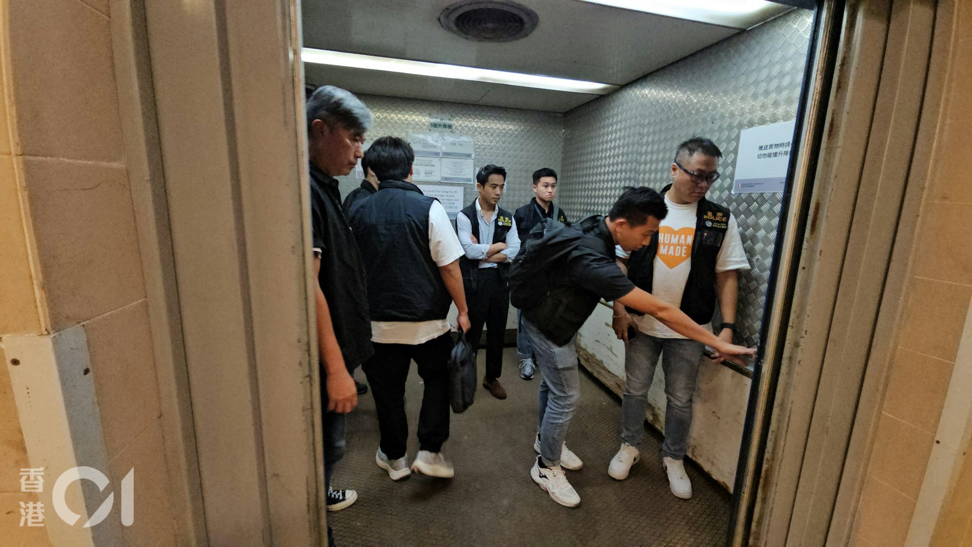 台日电梯(香港)有限公司在观塘翠屏北邨、沙田博康邨更换大批升降机,未有安装相关门框组件已报称完工,机电工程署将事介转介警方跟程,警方新界南总区重案组探员10月16日下午到台日电梯位于柴湾工业城一期的办公室调查及搜证。