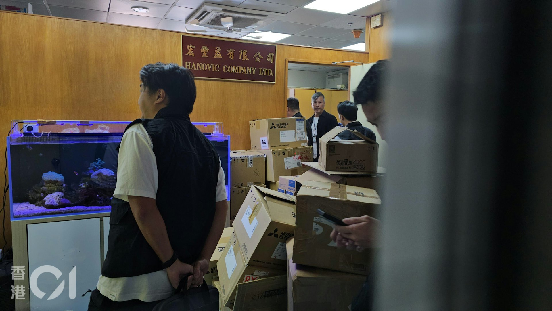 台日电梯(香港)有限公司在观塘翠屏北邨、沙田博康邨更换大批升降机,未有安装相关门框组件已报称完工,机电工程署将事介转介警方跟程,警方新界南总区重案组探员10月16日下午到台日电梯位于柴湾工业城一期的办公室调查及搜证。