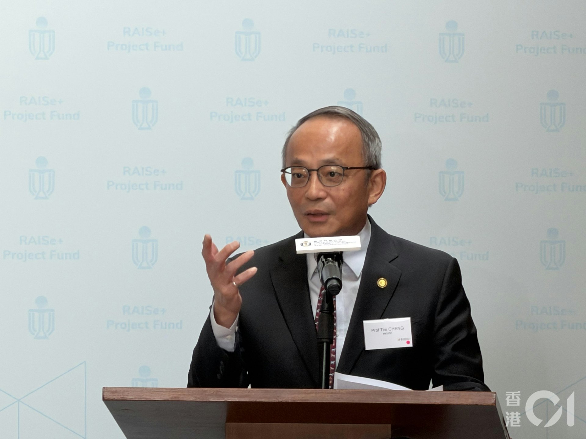 科大副校长(研究及发展)郑光廷表示,1 亿元基金并非由 19 个团队直接平分,而是经内部机制挑选重点投资。