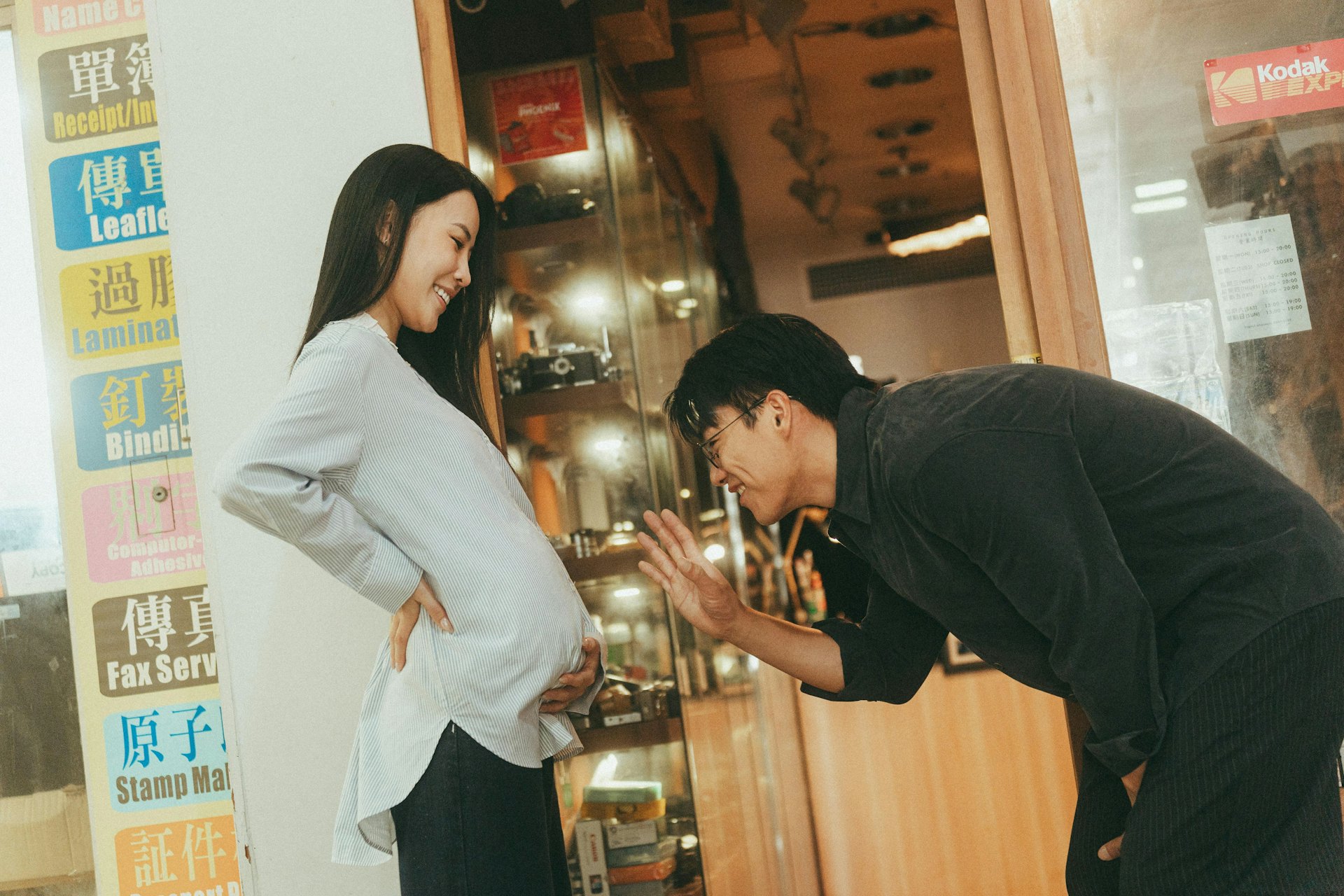 歌曲以一部经历岁月的古董相机作比喻,记录不同人生阶段的相遇与离别。