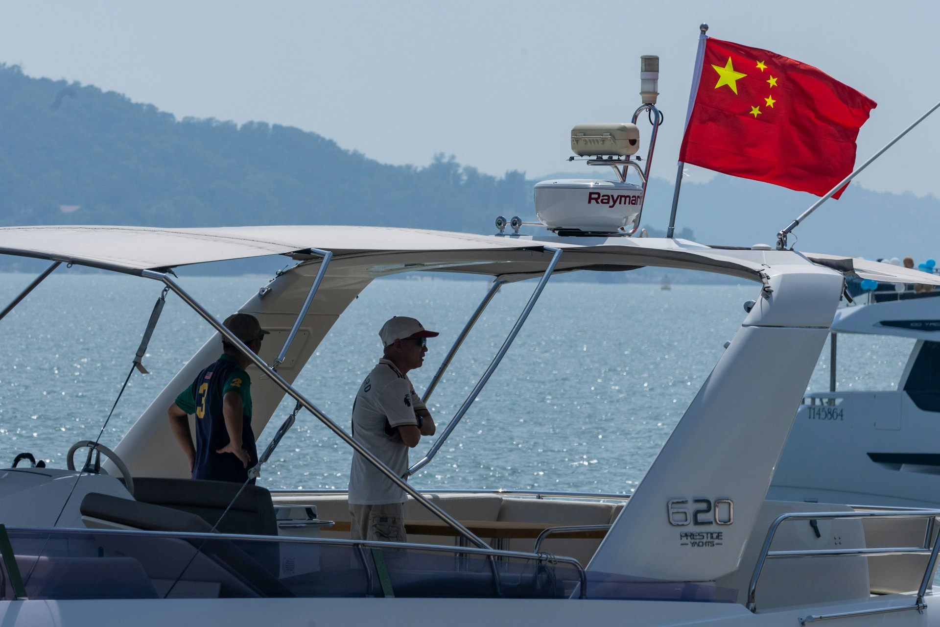 「粤艇南下」计划今日正式首航,五艘内地游艇中午12时左右陆续驶入位于愉景湾的大屿山游艇会。