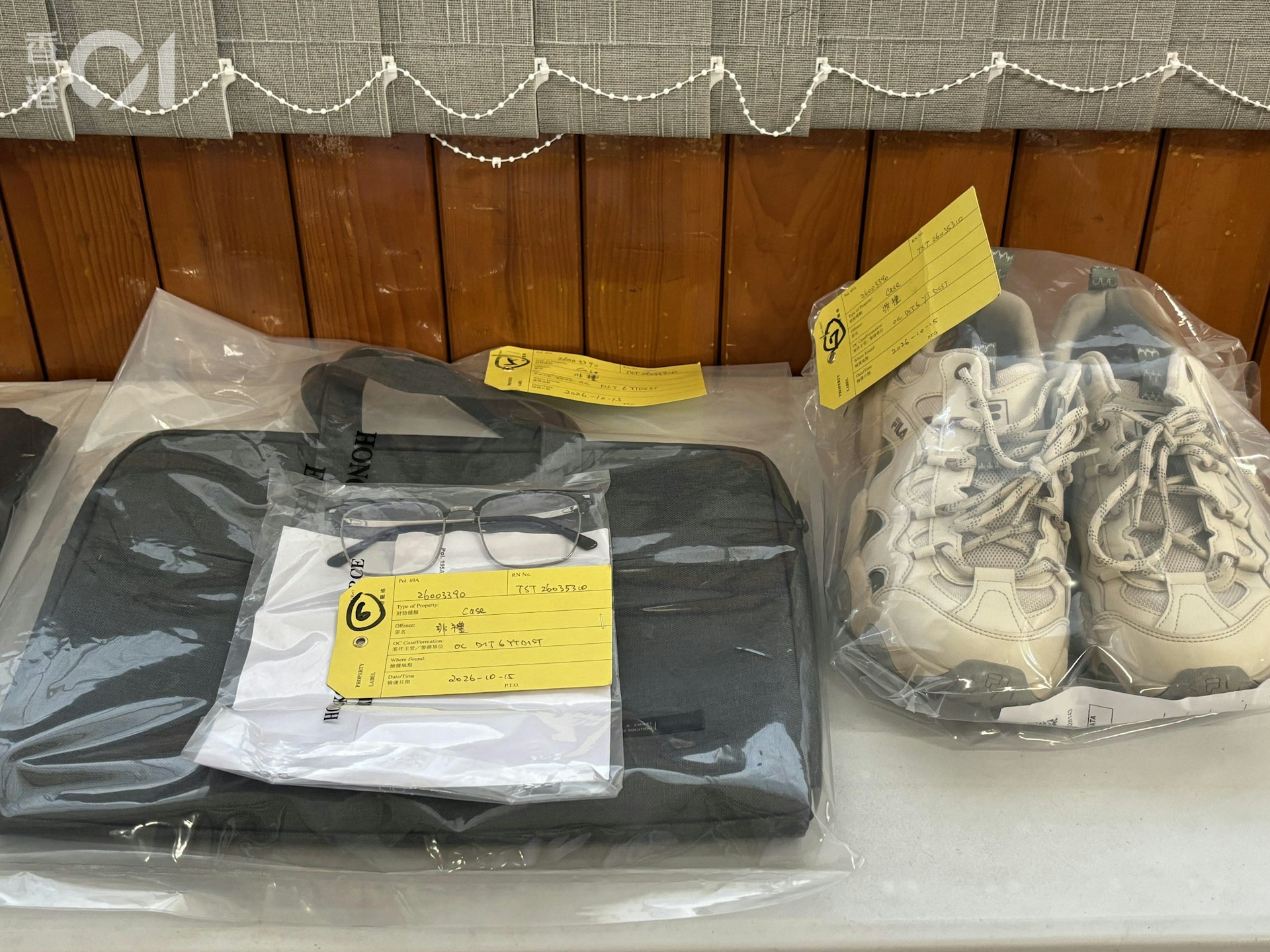 警方其后搜查被捕人的住所,并检获其犯案时所穿着的衣物。