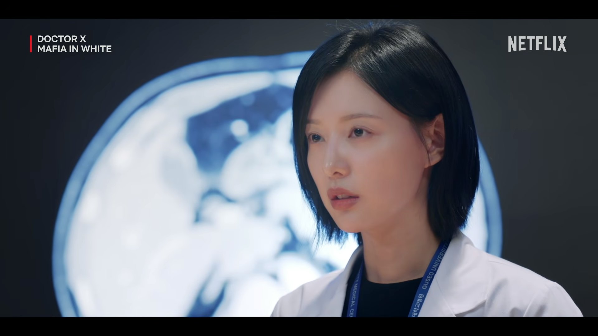 金智媛《Doctor X》中疝气患者紧急手术一幕被医护狂轰荒谬。(《Doctor X》剧照)