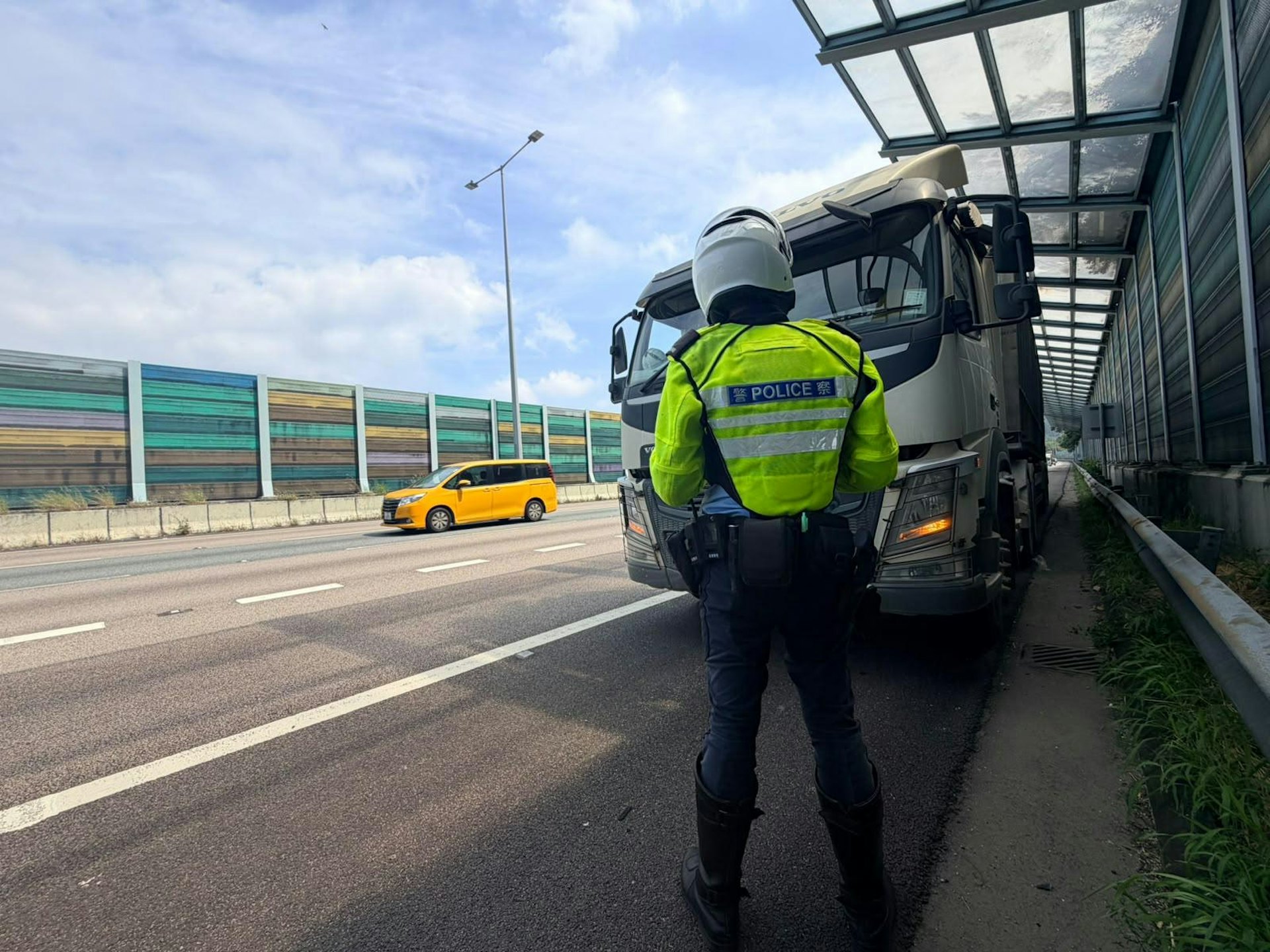 警方新界北总区交通部在吐露港公路展开针对性执法行动,重点打击胡乱切线、跟车太贴及超速驾驶等违规行为,共发出29张定额罚款通知书。