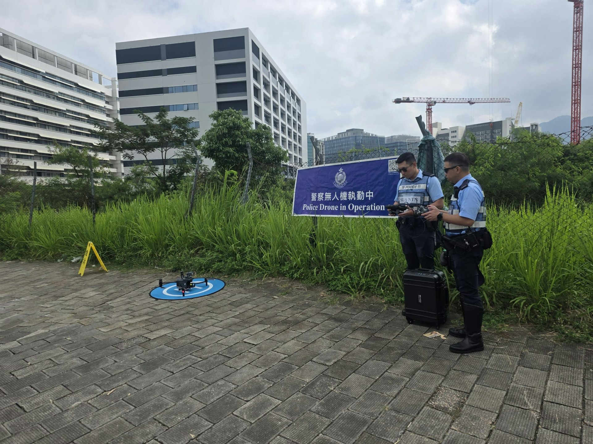 警方新界北总区交通部在吐露港公路展开针对性执法行动,重点打击胡乱切线、跟车太贴及超速驾驶等违规行为,其间运用无人机进行高空观察及搜证。