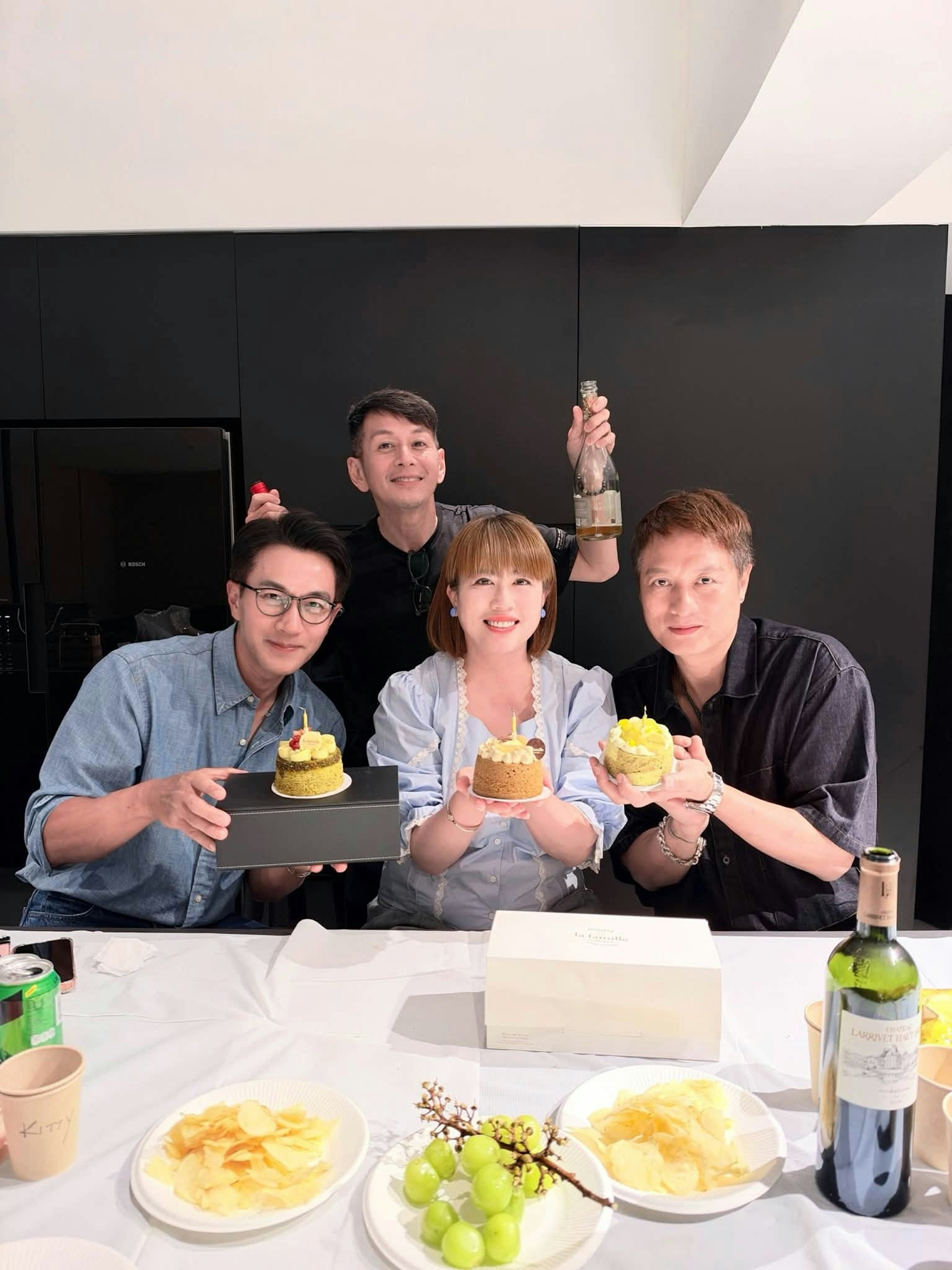 站立于后排的吴家乐高举酒瓶入镜。(Facebook@陈彦行Joyce Chen)