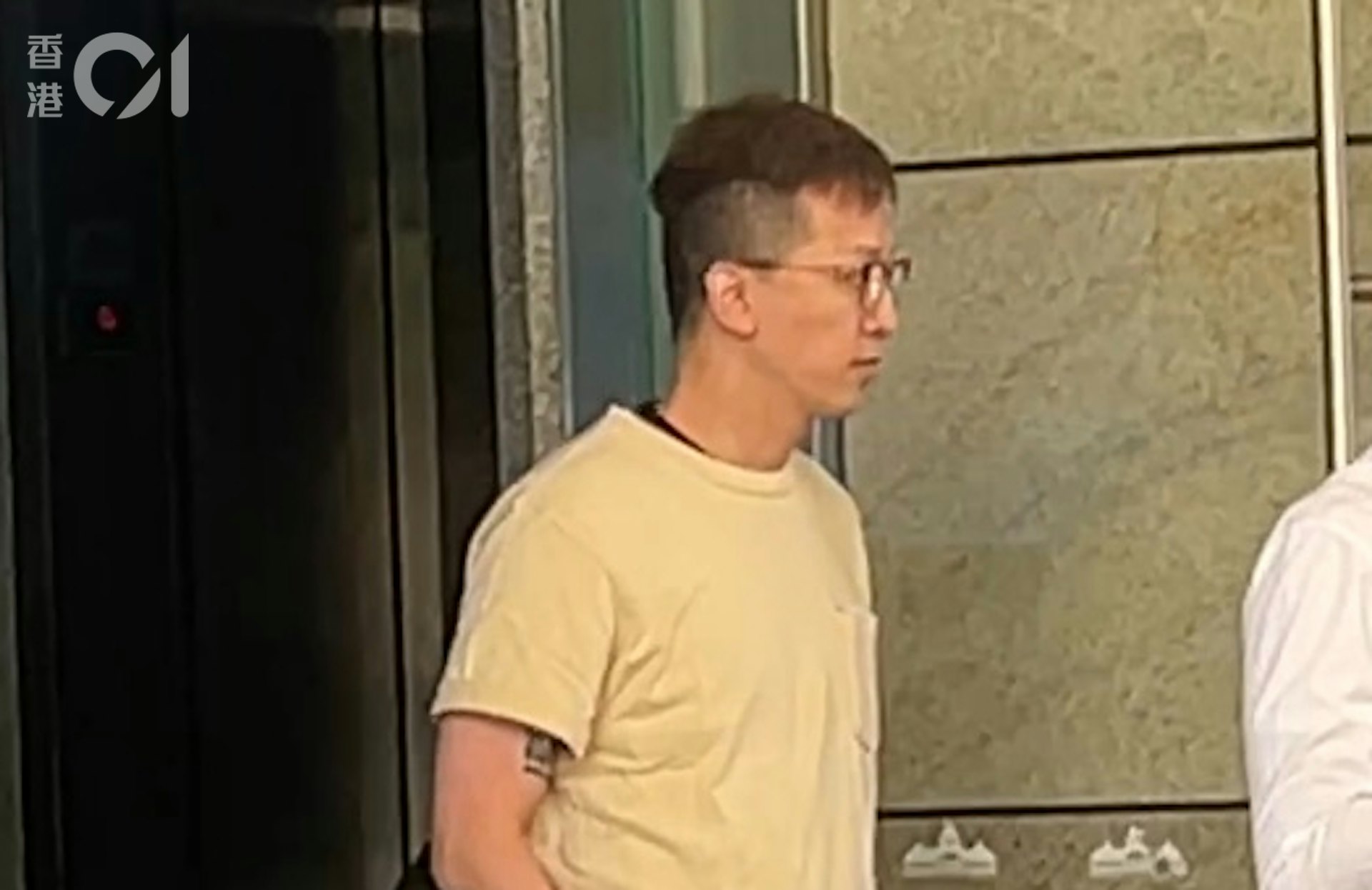 经理朱家贤称当日觉被告周向前的坐姿有异常。