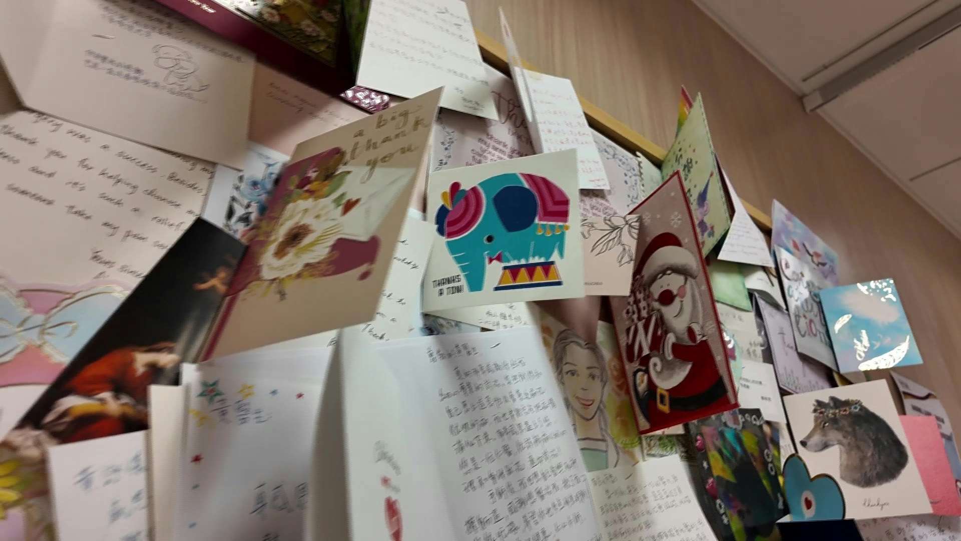 这幅墙,布满了病人写给Clara的感谢咭,亦是偶尔会令容医生触景伤情的存在。