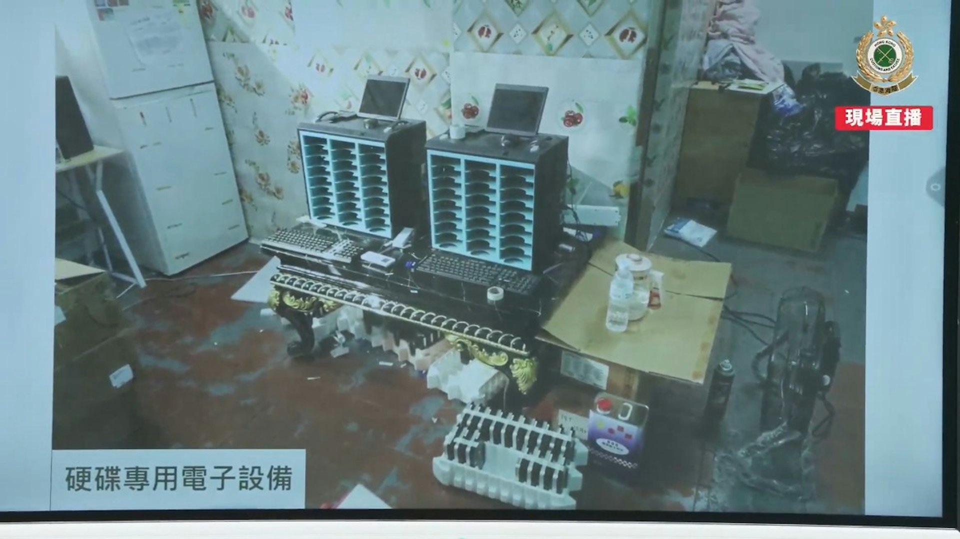 海关搜查屯门多个怀疑冒牌硬碟加工工场及储存仓,检获约6,800个怀疑冒牌硬碟,市值约5,000万元;另搜出2万个有待加工的硬碟,相信工人会用硬碟专用电子设备,格式化二手硬碟后,贴上正货标签扮成真货出售。(海关fb直播截图)