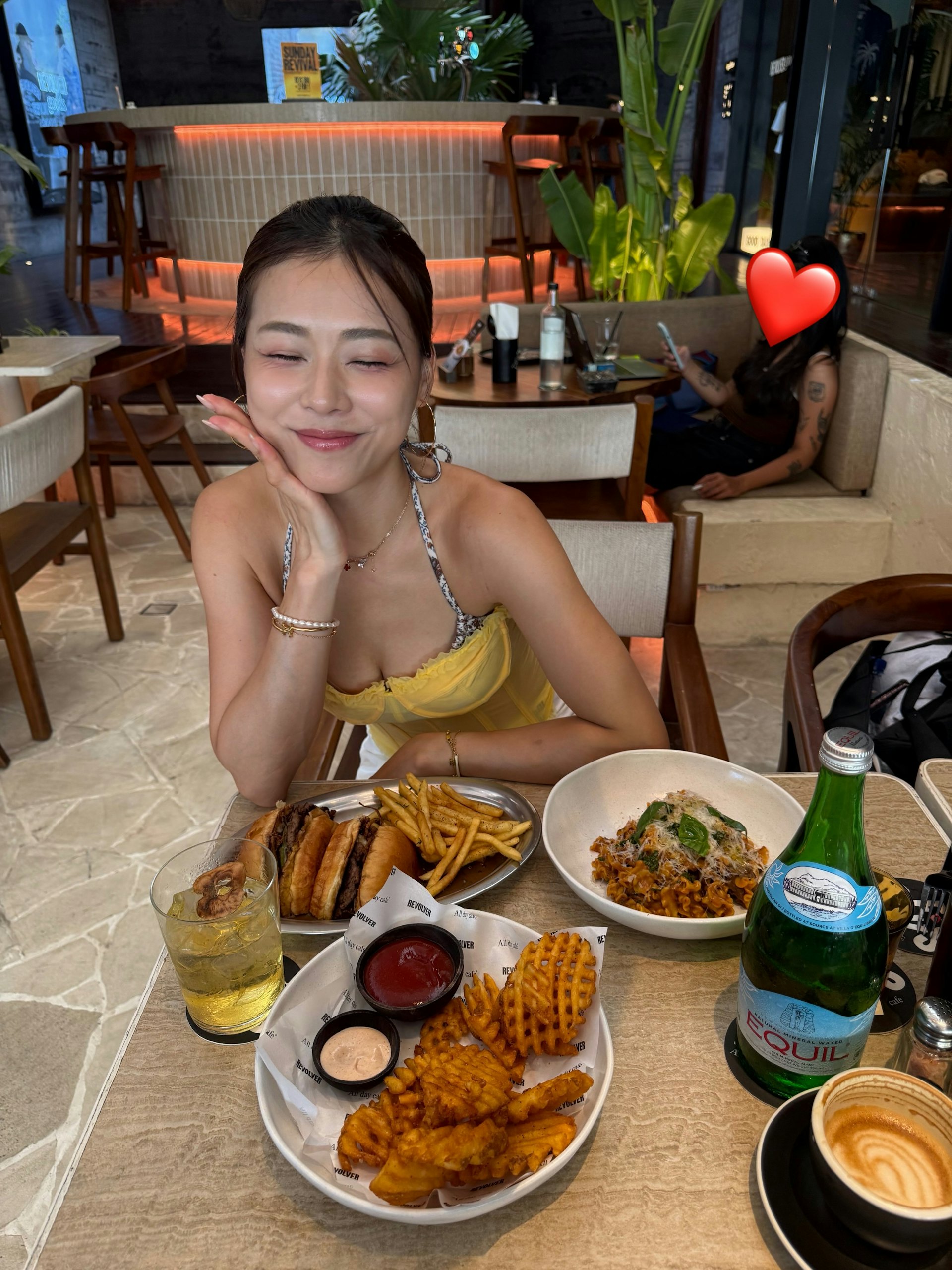 换上黄色低胸衫,对住满枱美食展现满足的表情。(IG@newayyee_yoga)