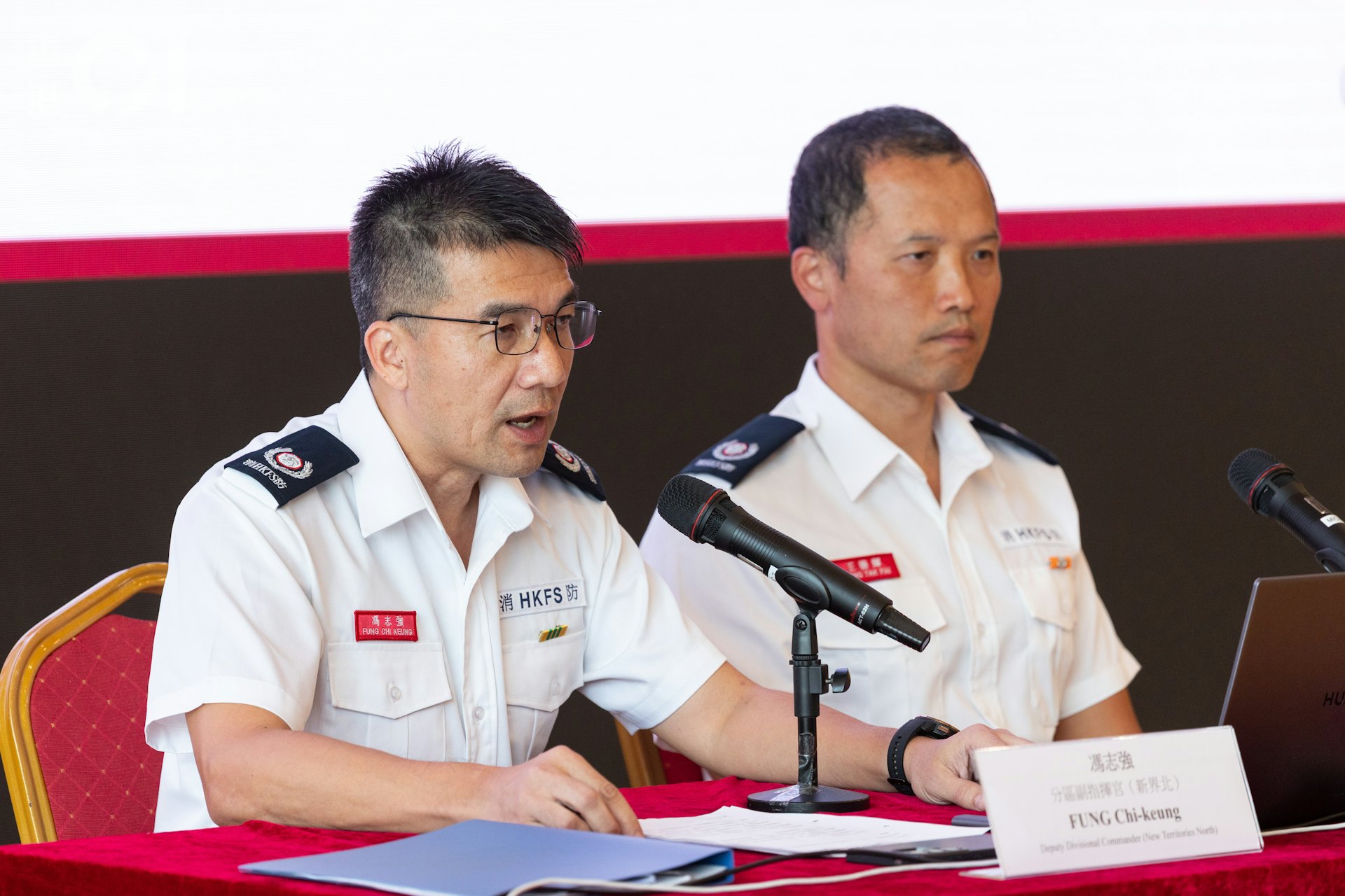 左起:消防处分区指挥官(新界北)冯志强、署理消防区长王德辉。