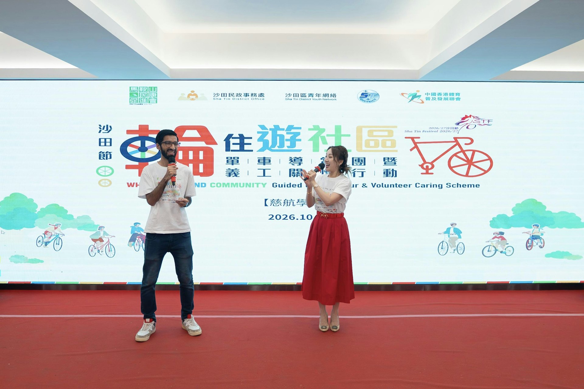 召集人兼主持玛姬联同曾接受社区导赏员培训的本地青年及少数族裔「特派司仪」一同登场主持,展现社会多元共融。