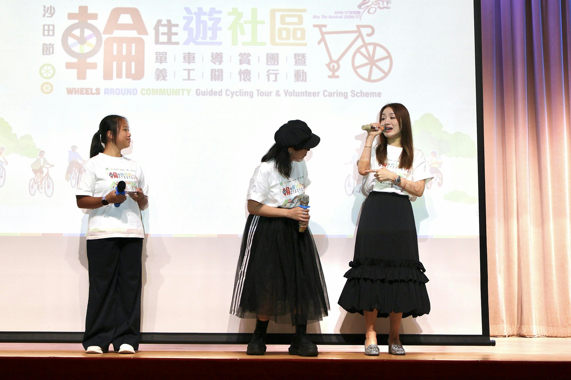 玛姬展示自己右手肘上疤痕,以亲身经历告诫学生安全永远是第一位。