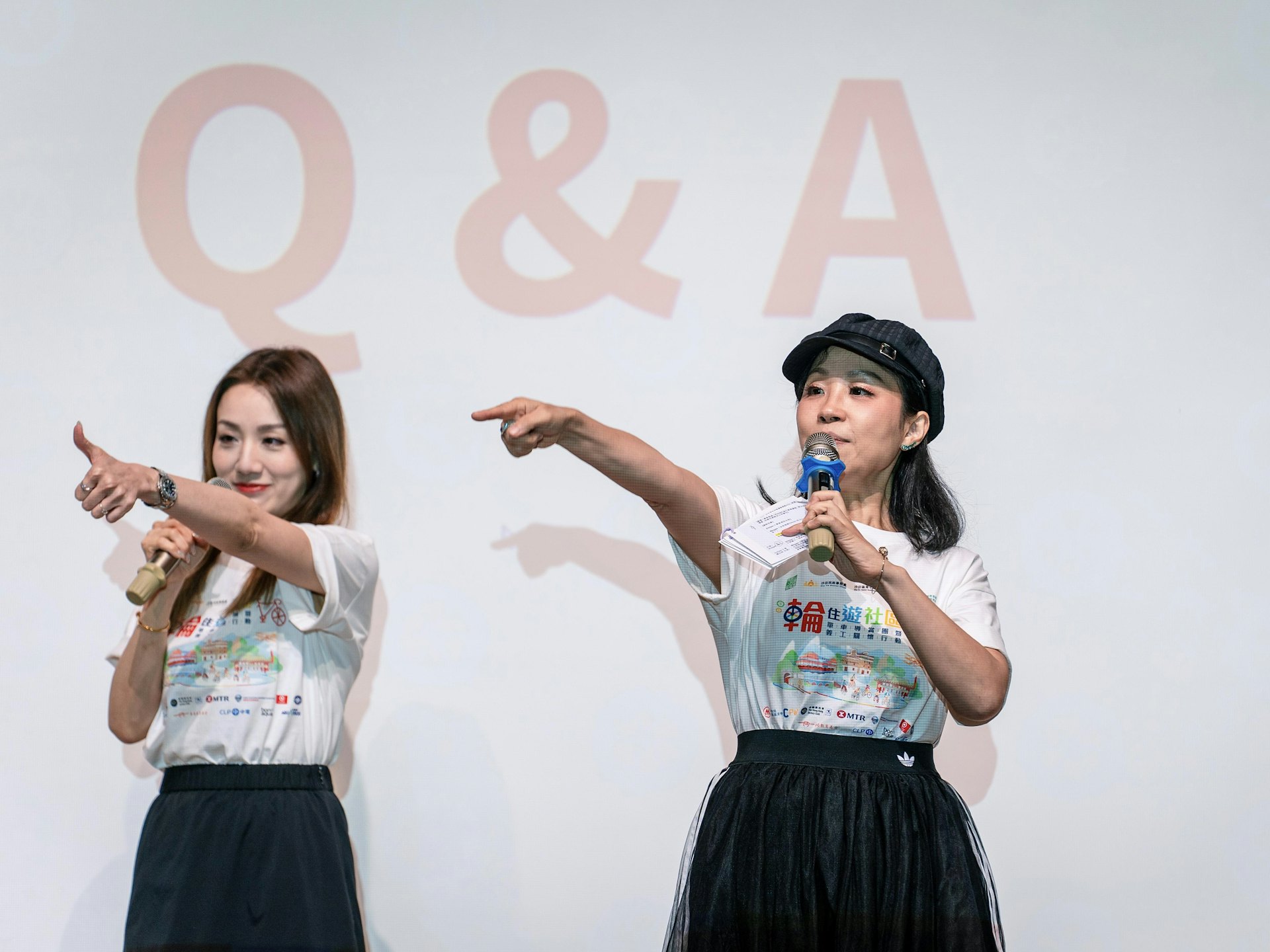 虾头、玛姬与现场学生近距离互动,将全场气氛推向高潮。
