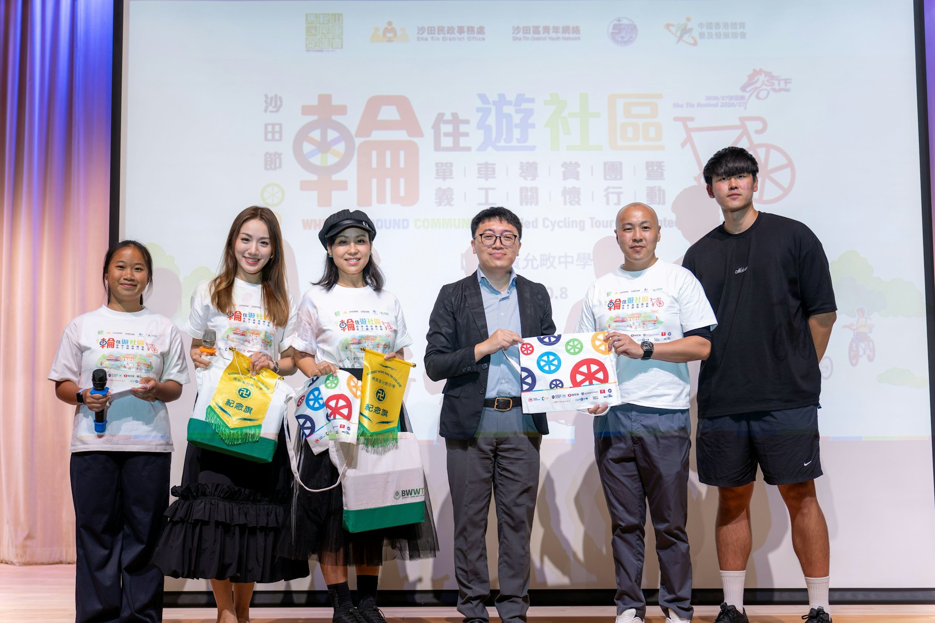 虾头与玛姬联同活动召集人杨英瀚议员以及李镜品校长交换纪念品。