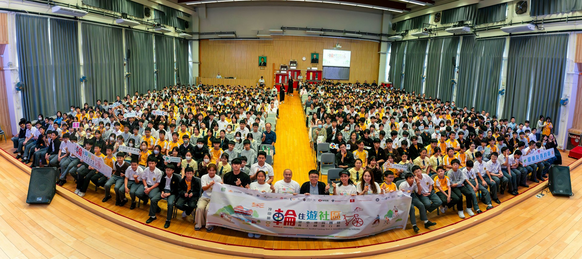 虾头与玛姬联同活动召集人杨英瀚议员以及佛教黄允畋中学李镜品校长与767位师生合影留念。