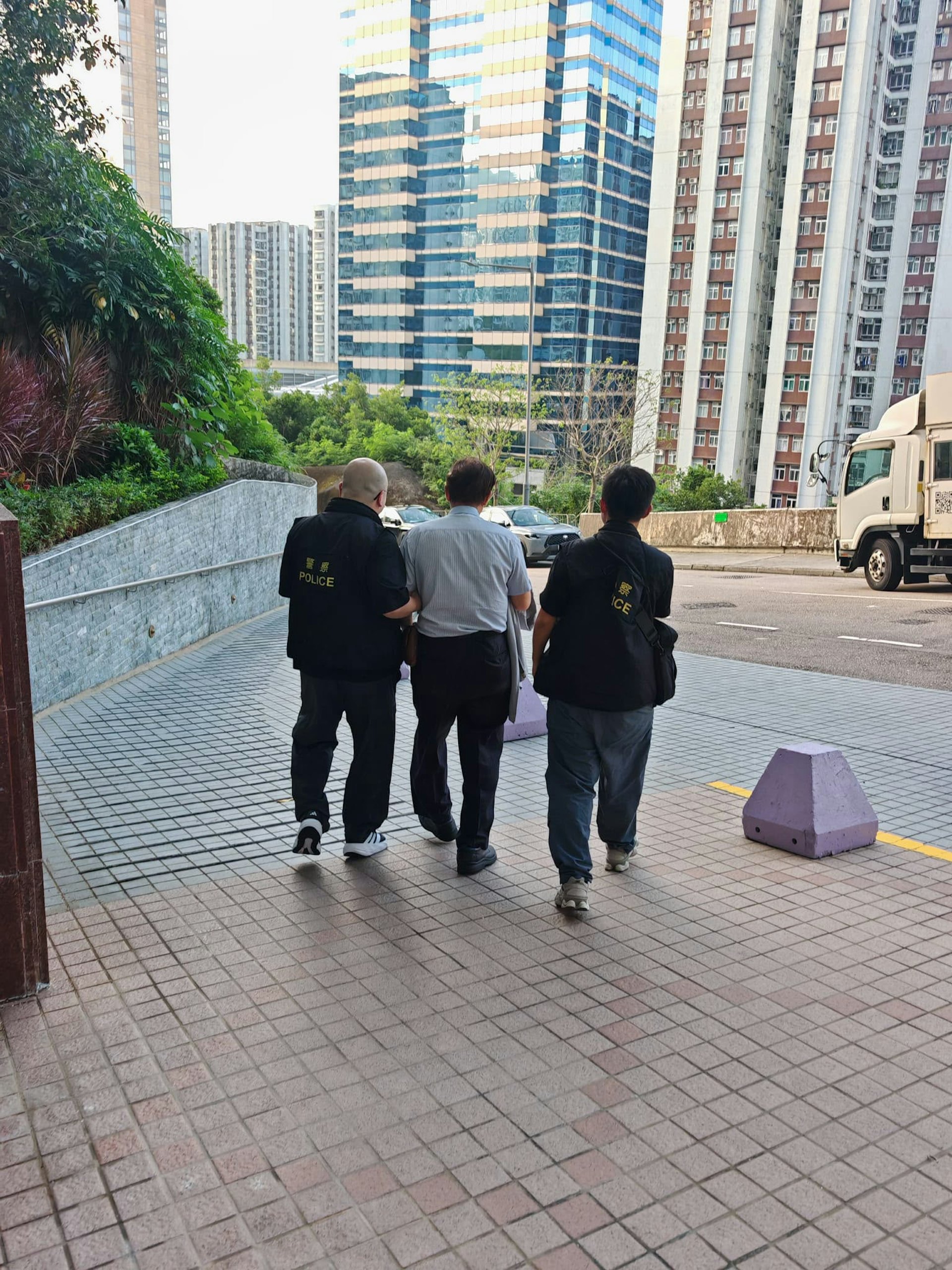 台日电梯(香港)有限公司在观塘翠屏北邨、沙田博康邨更换大批升降机,未有安装相关门框组件已报称完工,机电工程署将事介转介警方跟进,警方经调查后拘捕台日电梯一名79岁姓张男股东兼董事。