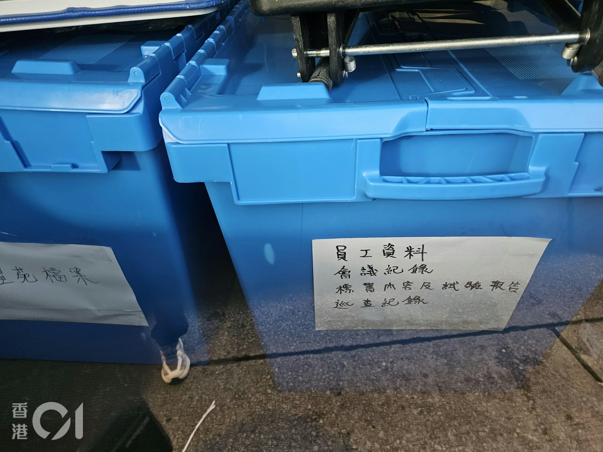 台日电梯(香港)有限公司在观塘翠屏北邨、沙田博康邨更换大批升降机,未有安装相关门框组件已报称完工,机电工程署将事件转介警方跟进。新界南总区重案组探员于10月16日下午,到台日电梯位于柴湾工业城的办公室搜查,带走多箱证物,包括员工资料、会议纪录、标书内容及试验报告、巡查纪录和屋苑档案。