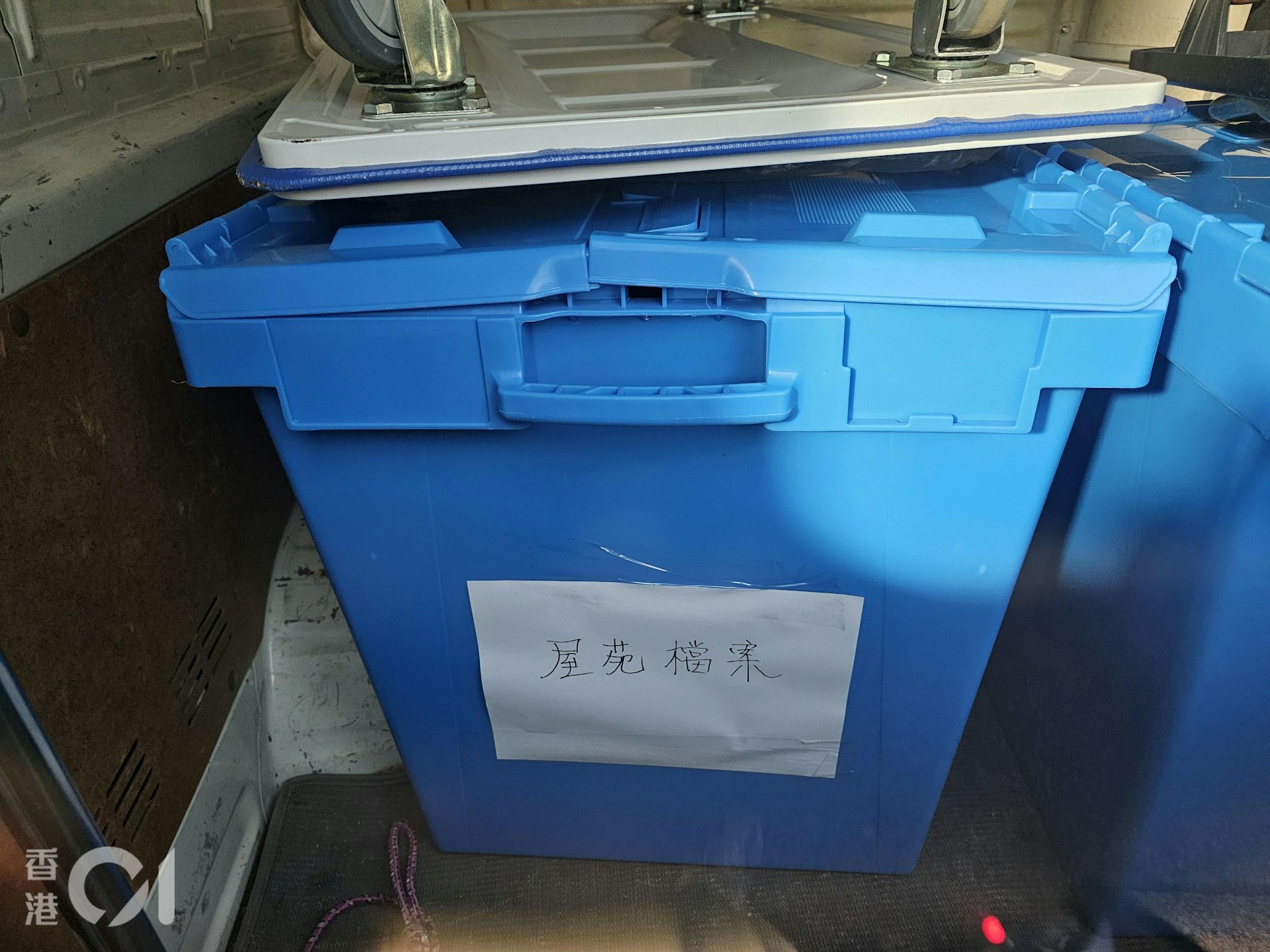台日电梯(香港)有限公司在观塘翠屏北邨、沙田博康邨更换大批升降机,未有安装相关门框组件已报称完工,机电工程署将事件转介警方跟进。新界南总区重案组探员于10月16日下午,到台日电梯位于柴湾工业城的办公室搜查,带走多箱证物,包括屋苑档案。