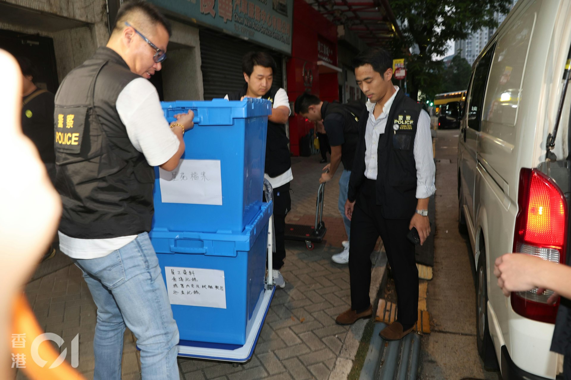 台日电梯(香港)有限公司在观塘翠屏北邨、沙田博康邨更换大批升降机,未有安装相关门框组件已报称完工,机电工程署将事件转介警方跟进。新界南总区重案组探员于10月16日下午,到台日电梯位于柴湾工业城的办公室搜查,带走多箱证物。