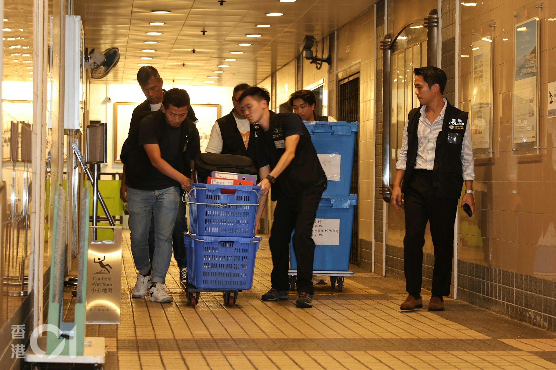 台日电梯(香港)有限公司在观塘翠屏北邨、沙田博康邨更换大批升降机,未有安装相关门框组件已报称完工,机电工程署将事件转介警方跟进。新界南总区重案组探员于10月16日下午,到台日电梯位于柴湾工业城的办公室搜查,带走多箱证物。