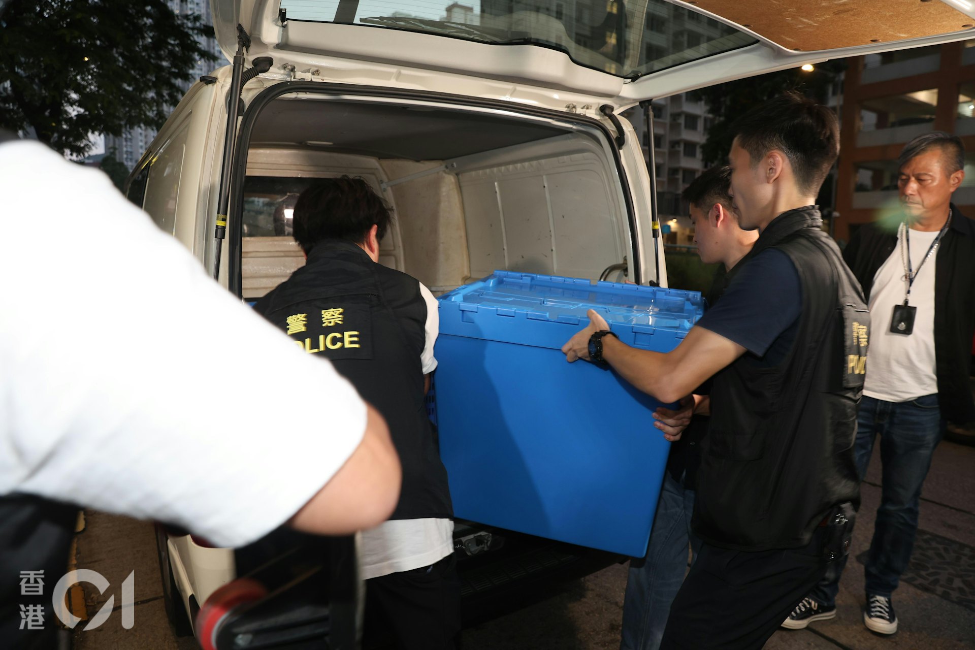 台日电梯(香港)有限公司在观塘翠屏北邨、沙田博康邨更换大批升降机,未有安装相关门框组件已报称完工,机电工程署将事介转介警方跟进。新界南总区重案组探员于10月16日下午,到台日电梯位于柴湾工业城的办公室搜查,带走多箱证物。