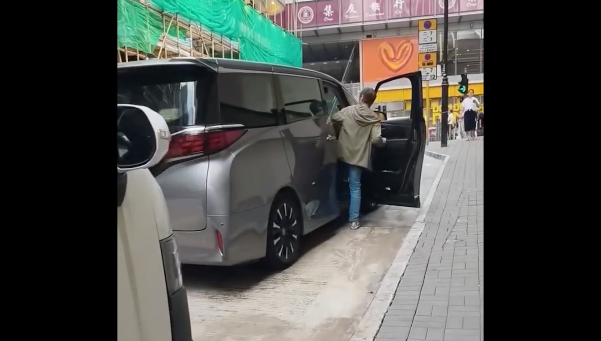 暴走司机最终返回七人车座驾驶走。