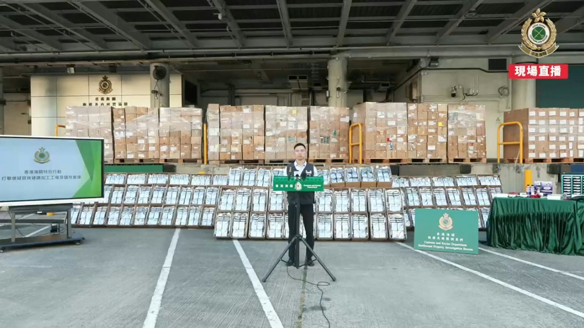 海关搜查屯门多个怀疑冒牌硬碟加工工场及储存仓,检获约6,800个怀疑冒牌硬碟,市值约5,000万元;另搜出2万个有待加工的硬碟。(海关fb直播截图)