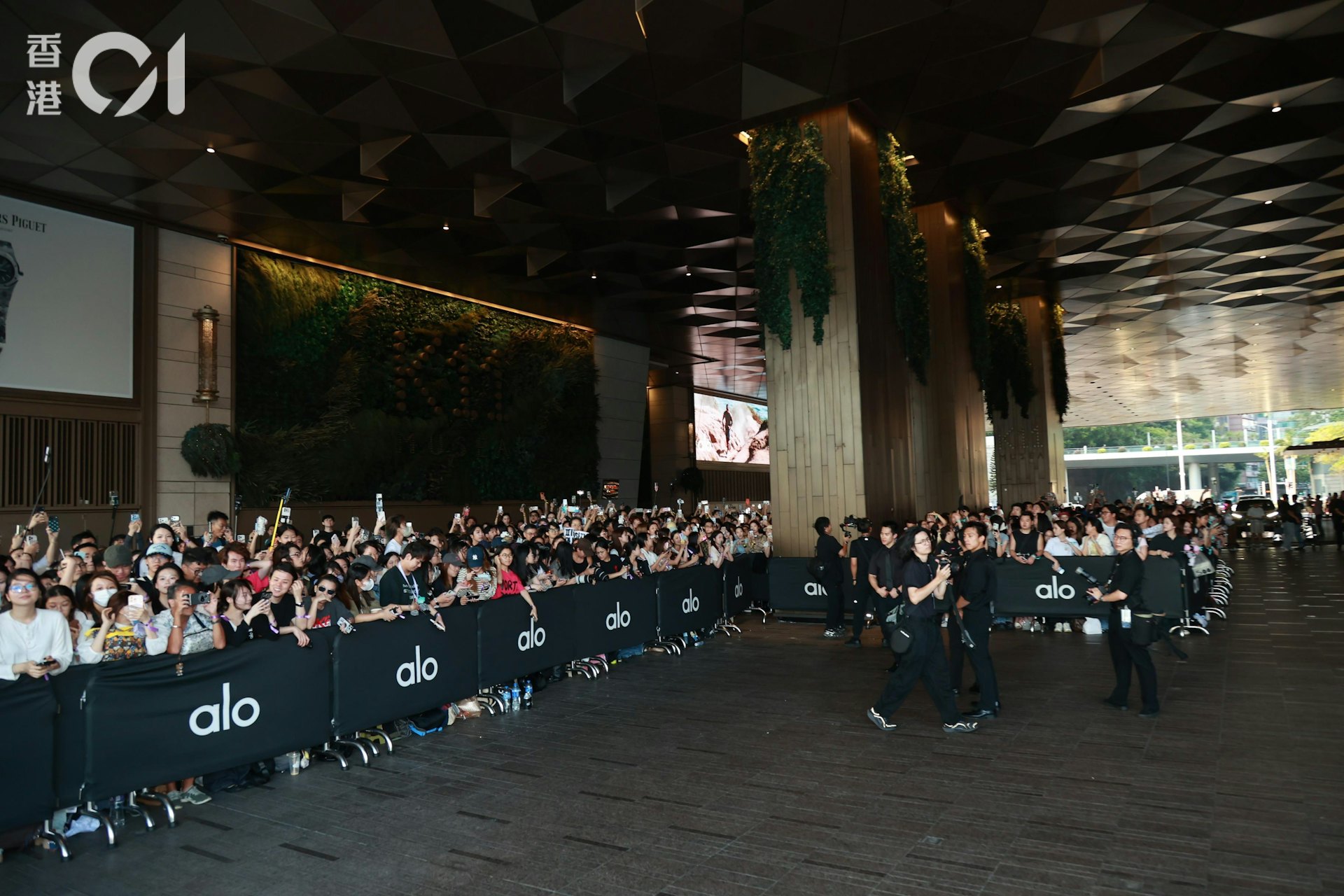 大批粉丝为见Jisoo,塞爆商场。