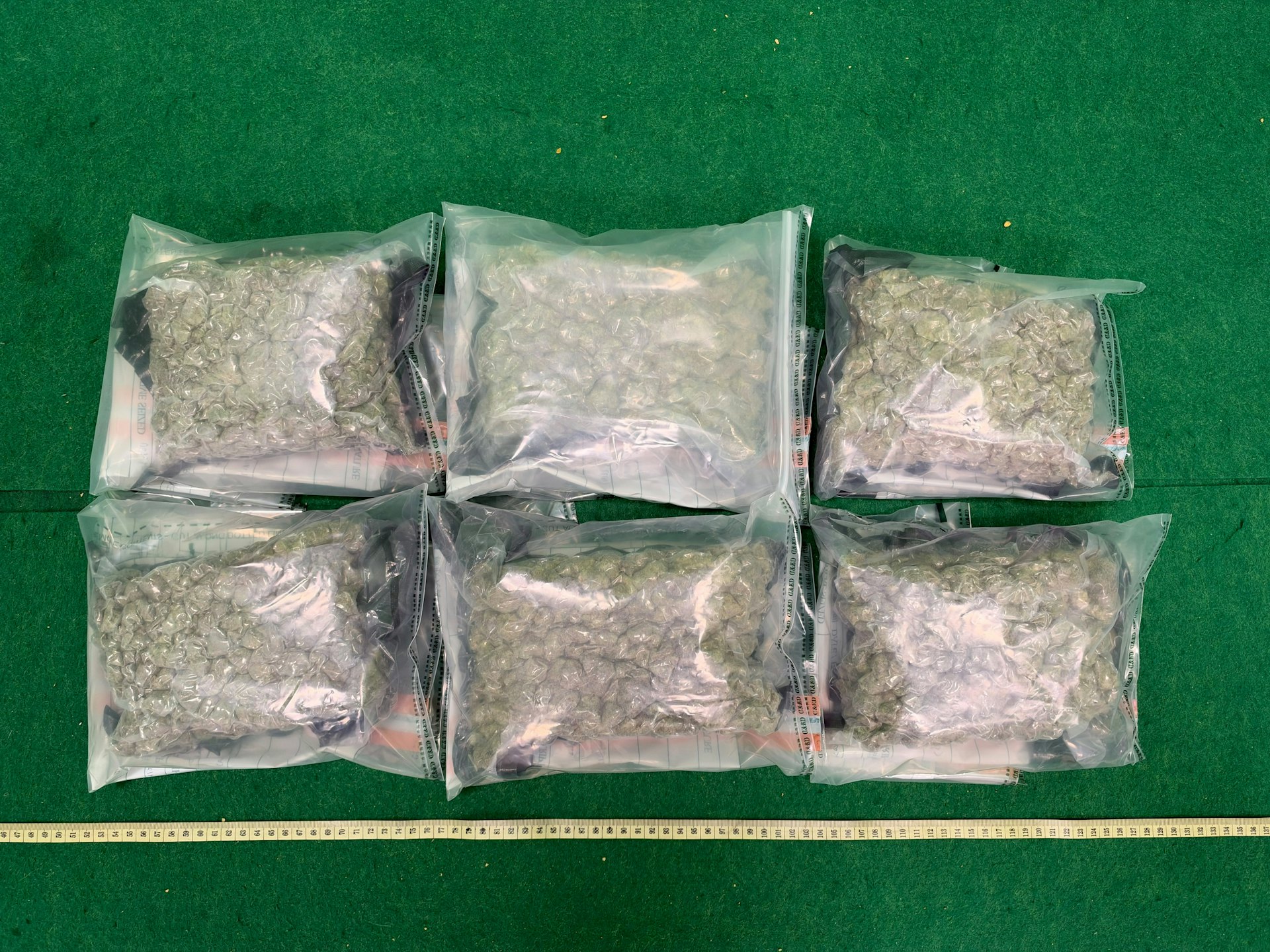 机场查获两起跨境贩毒案:内地旅客携大麻花及私烟被拘 机场查获两起跨境贩毒案:内地旅客携大麻花及私烟被拘