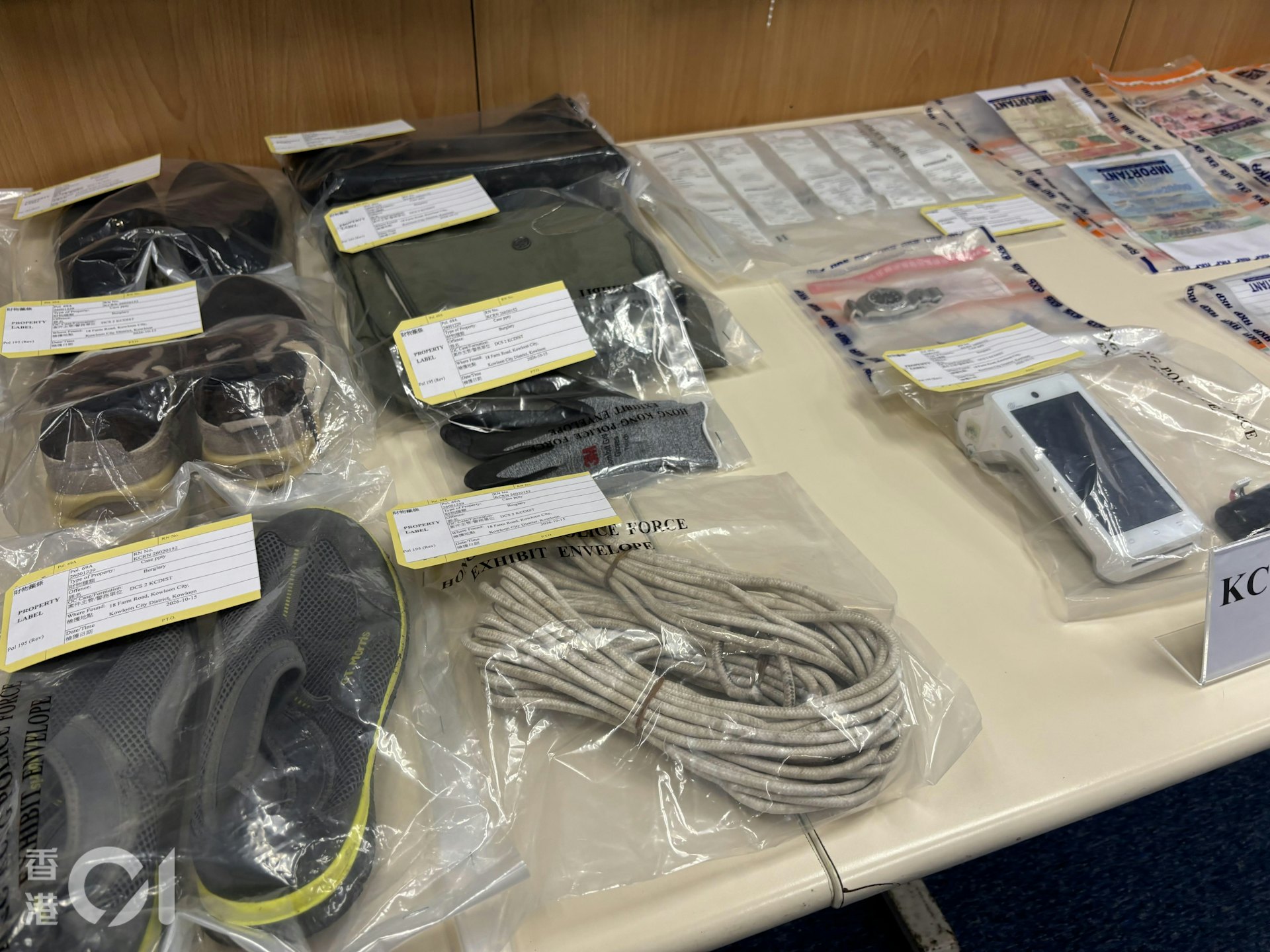 警方侦破9宗发生在九龙城区和长沙湾区的爆窃案,拘捕两名男子,检获手套、绳索和疑犯犯案时穿着的衣物等证物。
