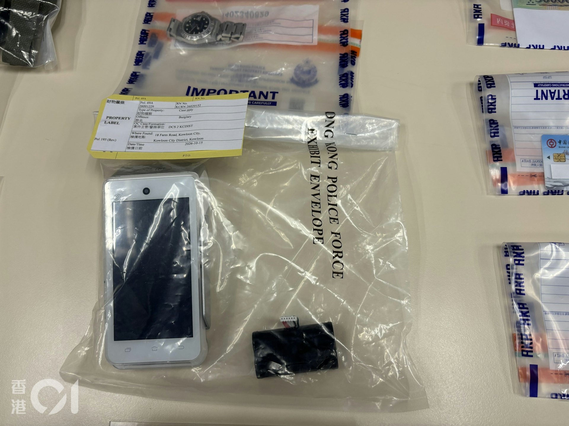 警方侦破9宗发生在九龙城区和长沙湾区的爆窃案,拘捕两名男子,检获信用卡机等证物。