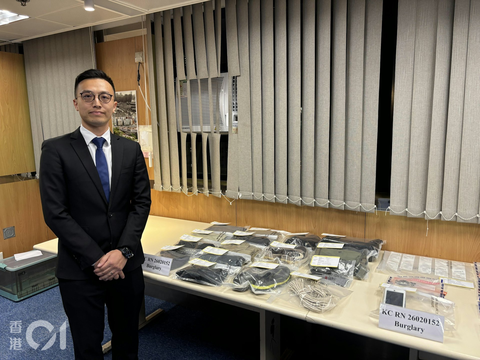 警方侦破9宗发生在九龙城区和长沙湾区的爆窃案,拘捕两名男子,九龙城警区重案组高级督察曾嘉俊交代案情。