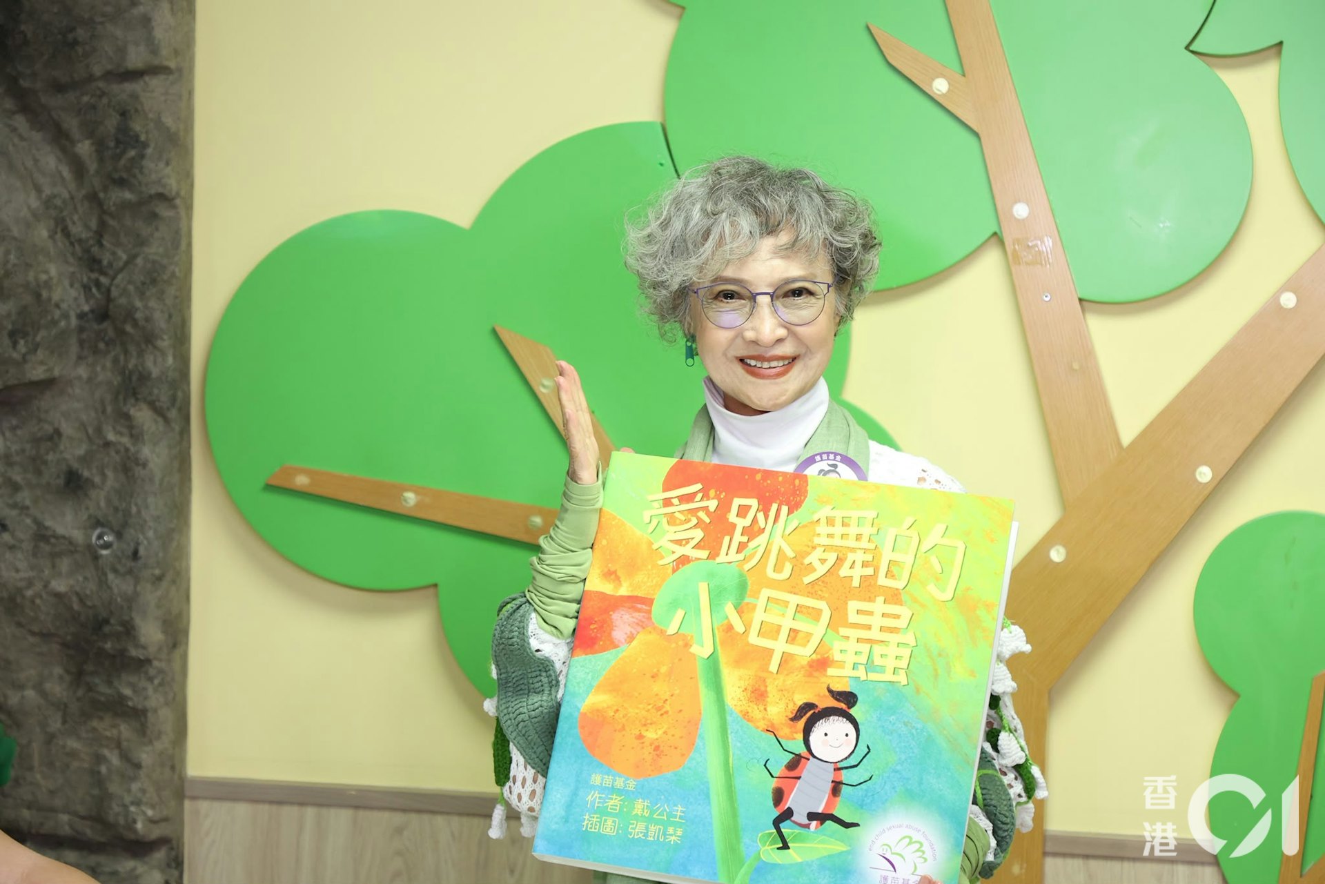 由萧芳芳担任会长的护苗基金,今日(16/10)举行记者会,找来天王郭富城担任爱心大使,推广护苗基金推出的全新幼儿教育课程《爱跳舞的小甲虫》。