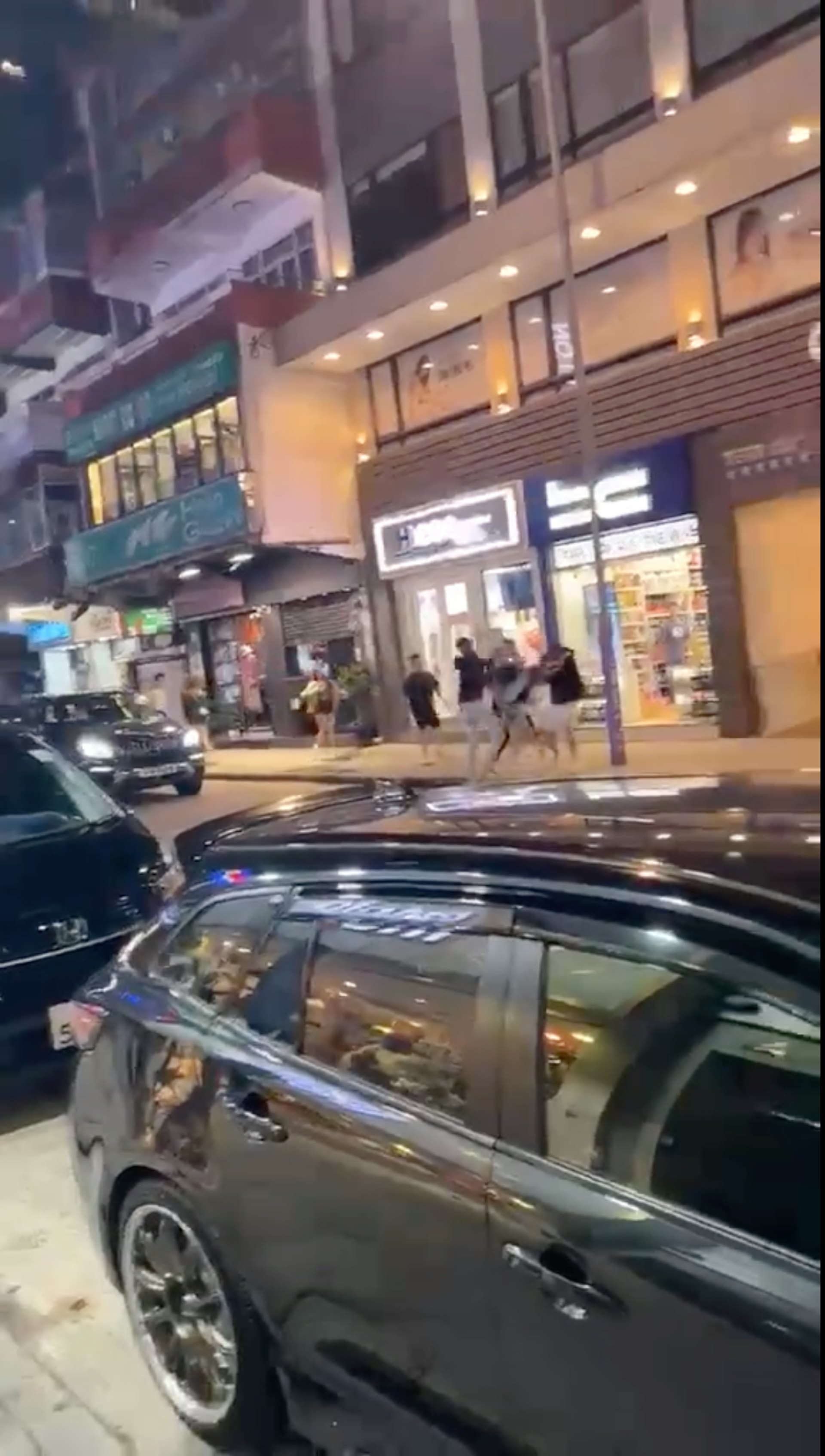 现场一片混乱,当中有人手持长状物鞭打对方。