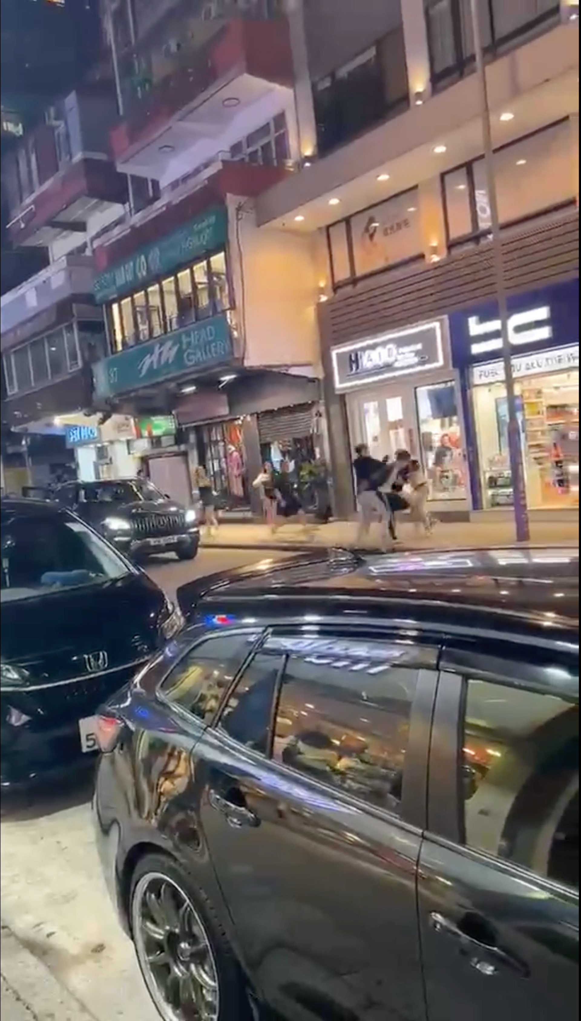尖沙咀加连威老道发生群殴事件,警方抵达前涉事者已逃离 尖沙咀加连威老道发生群殴事件,警方抵达前涉事者已逃离
