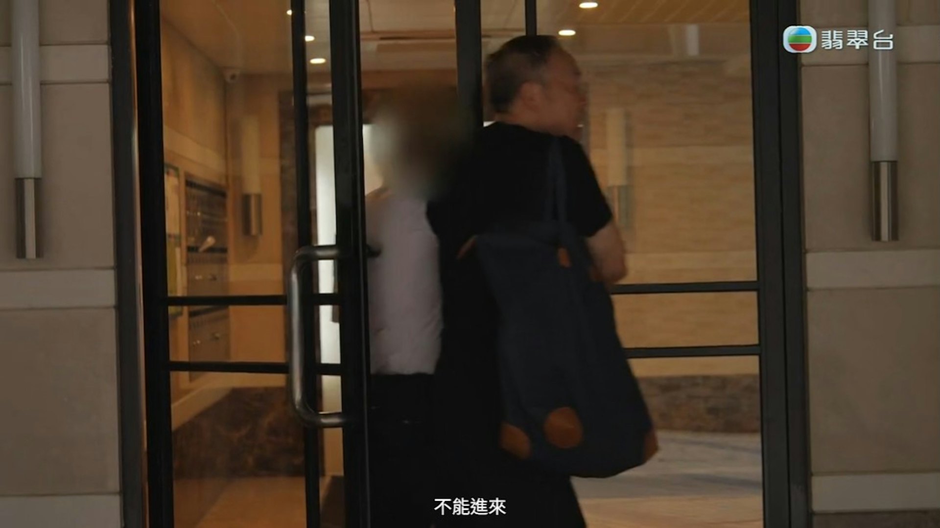 李先生企图硬闯上楼,与看更爆发肢体碰撞。(截图)