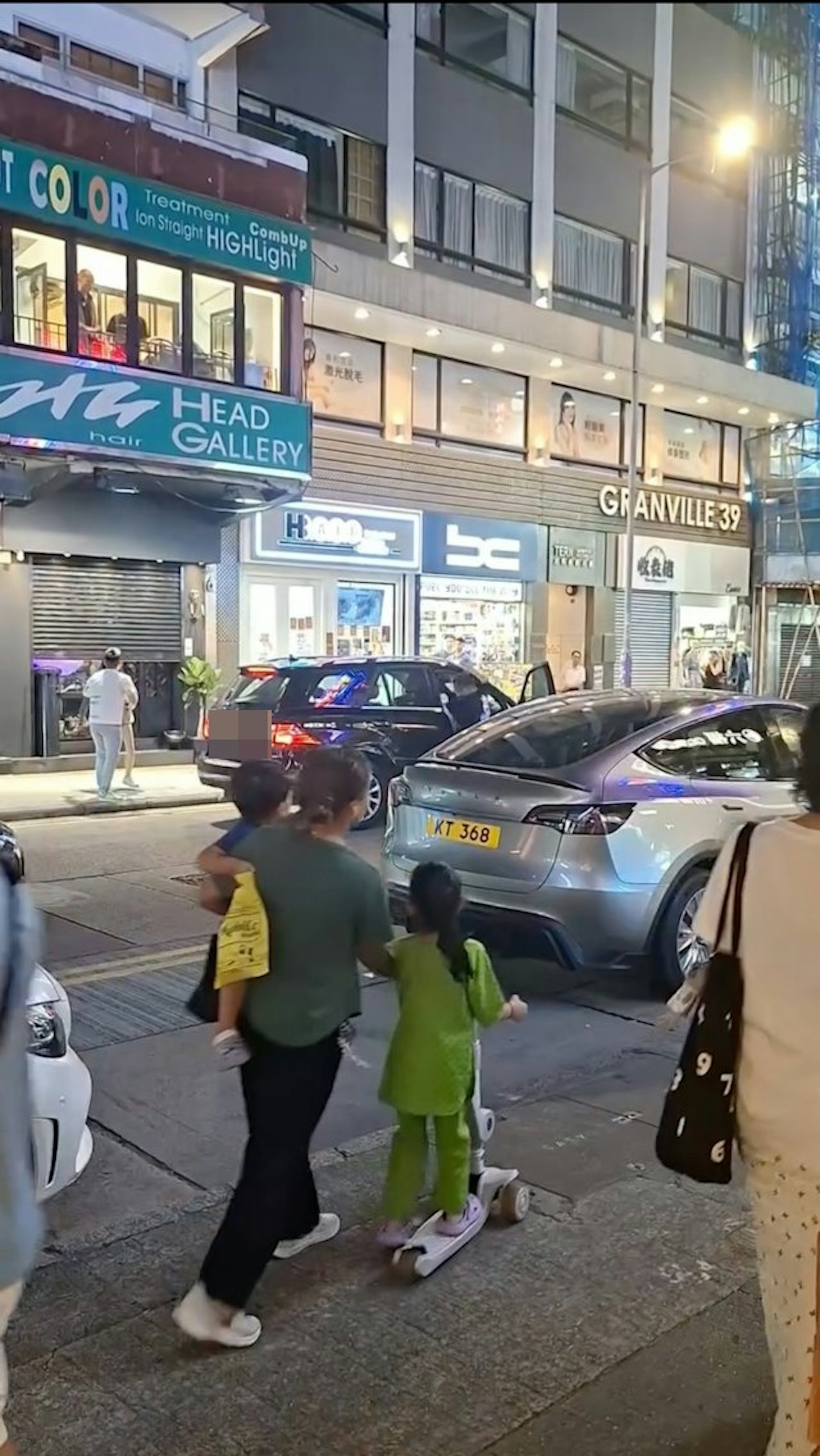 一名黑衣男走近一辆私家车座驾位置,司机位门打开。