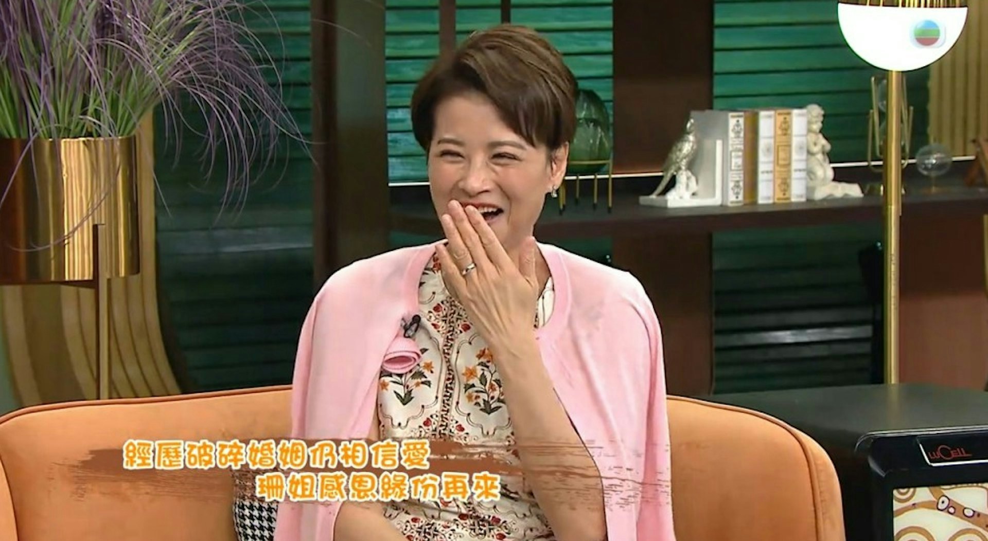 黎燕珊现身TVB节目《流行都市》接受访问分享近况,更在节目中幸福地提及新恋情,并亲口透露与现任男友计划于明年再婚!(节目截图)