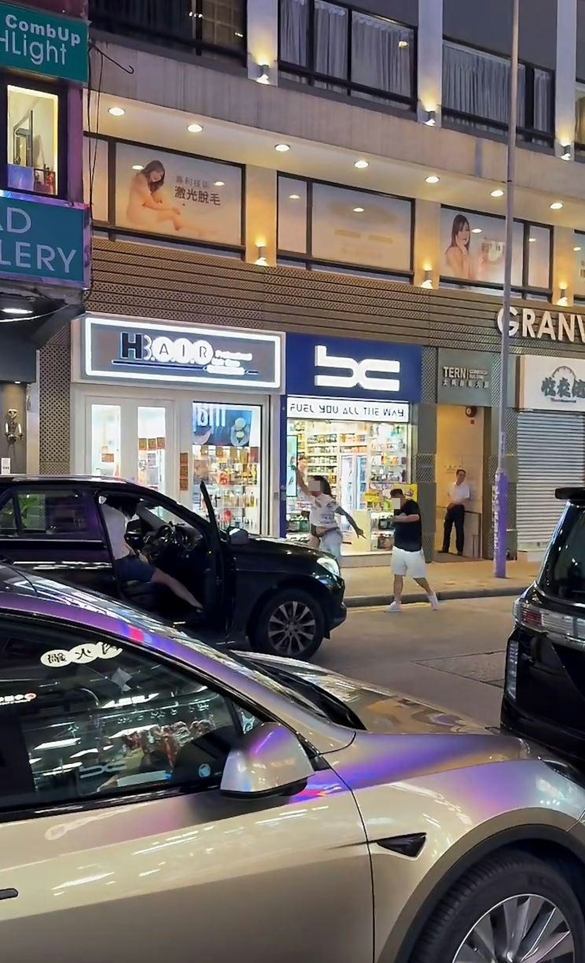 大部份人你追我逐离开后,剩下少数人留在现场,当中一名白衣男子头脸披血,不停爆粗「X你老X」,扬言召集人马「斩佢老X臭X」,同行女伴则向敌对势力大叫「咪X过嚟」
