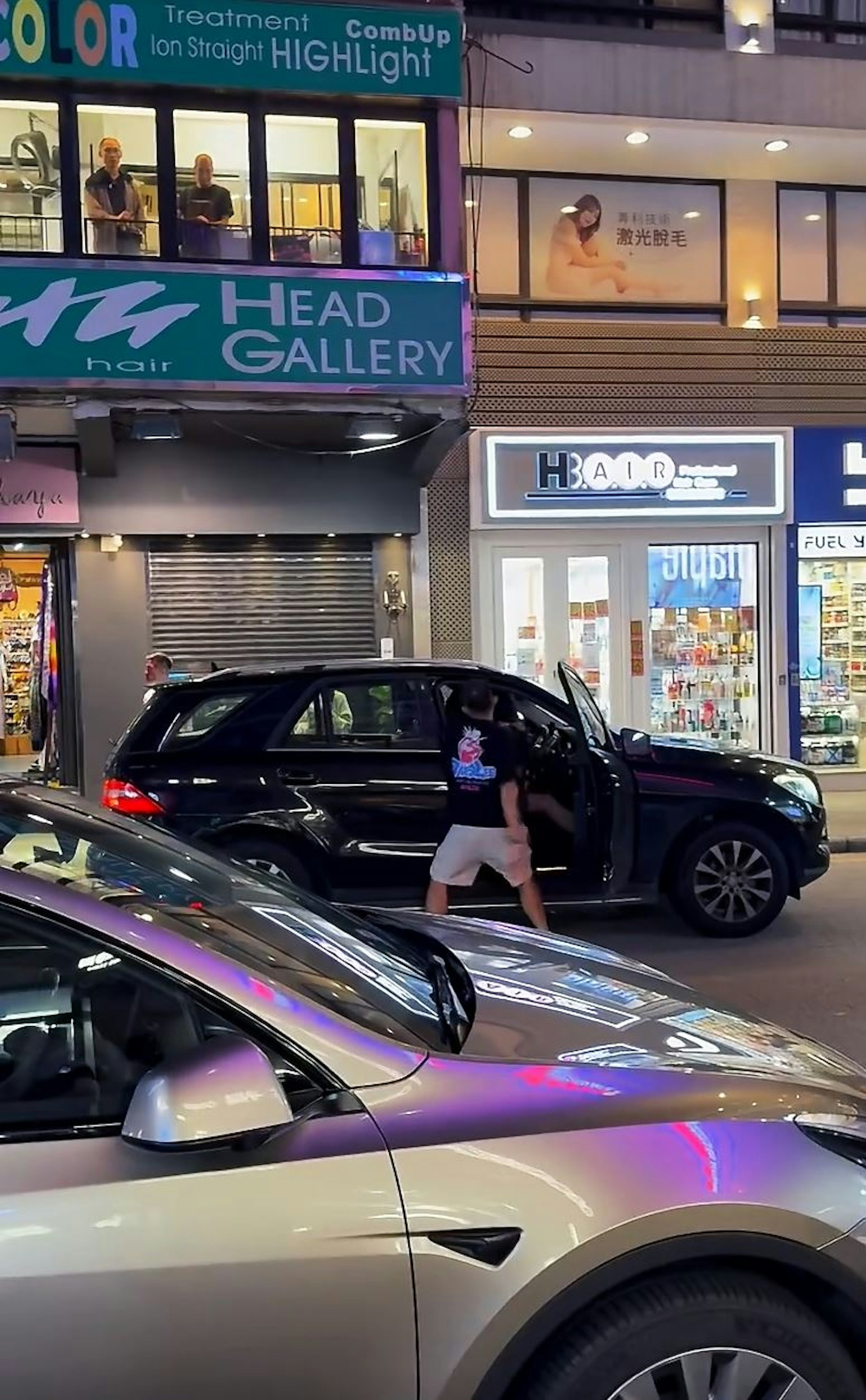 另一名黑衣男走近一辆私家车的司机门位,其时司机位门打开,黑衣男未有停手,不断向坐在司机位的人士挥拳,期间更用手踭位狂批对方头部。