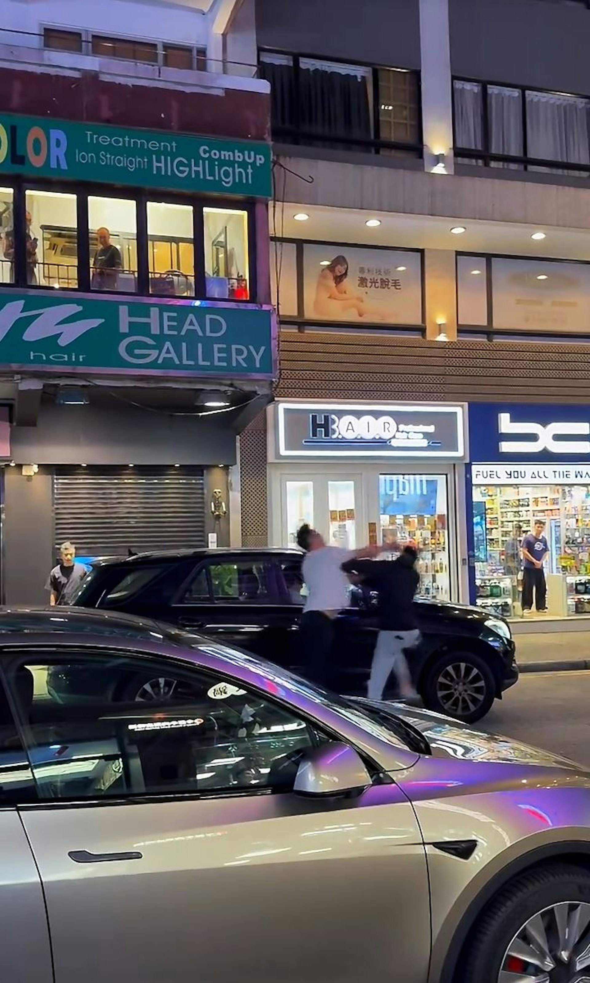 多名男子返回现场,部份人更持棍,相信是私家车司机的同党,白衣男负伤和同伴立即离开,私家车司机立即关上车门,惟独是另一名黑褛男子仍在「恋战」,仍然怒踢私家车车门,其他人见状立即上前围殴。
